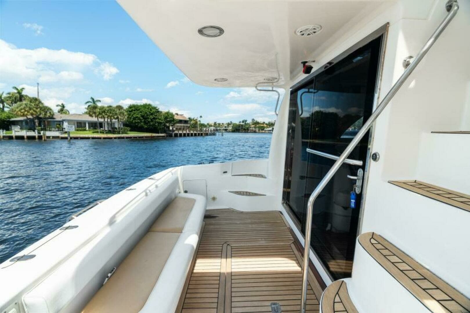 2001 Sea Ray 540 Cockpit Motor Yacht - Image 12
