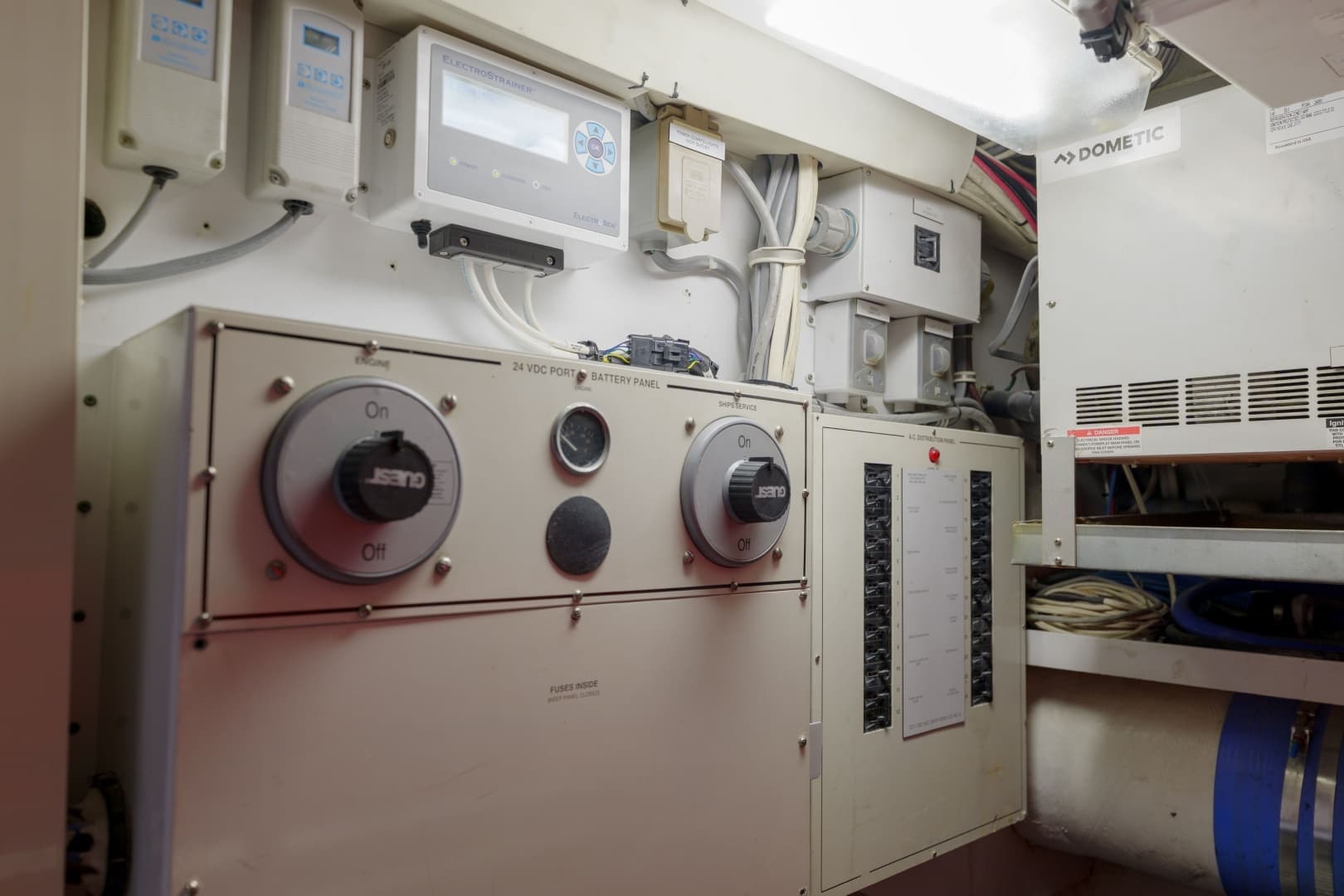 2002 Hatteras 60 Convertible - Image 32