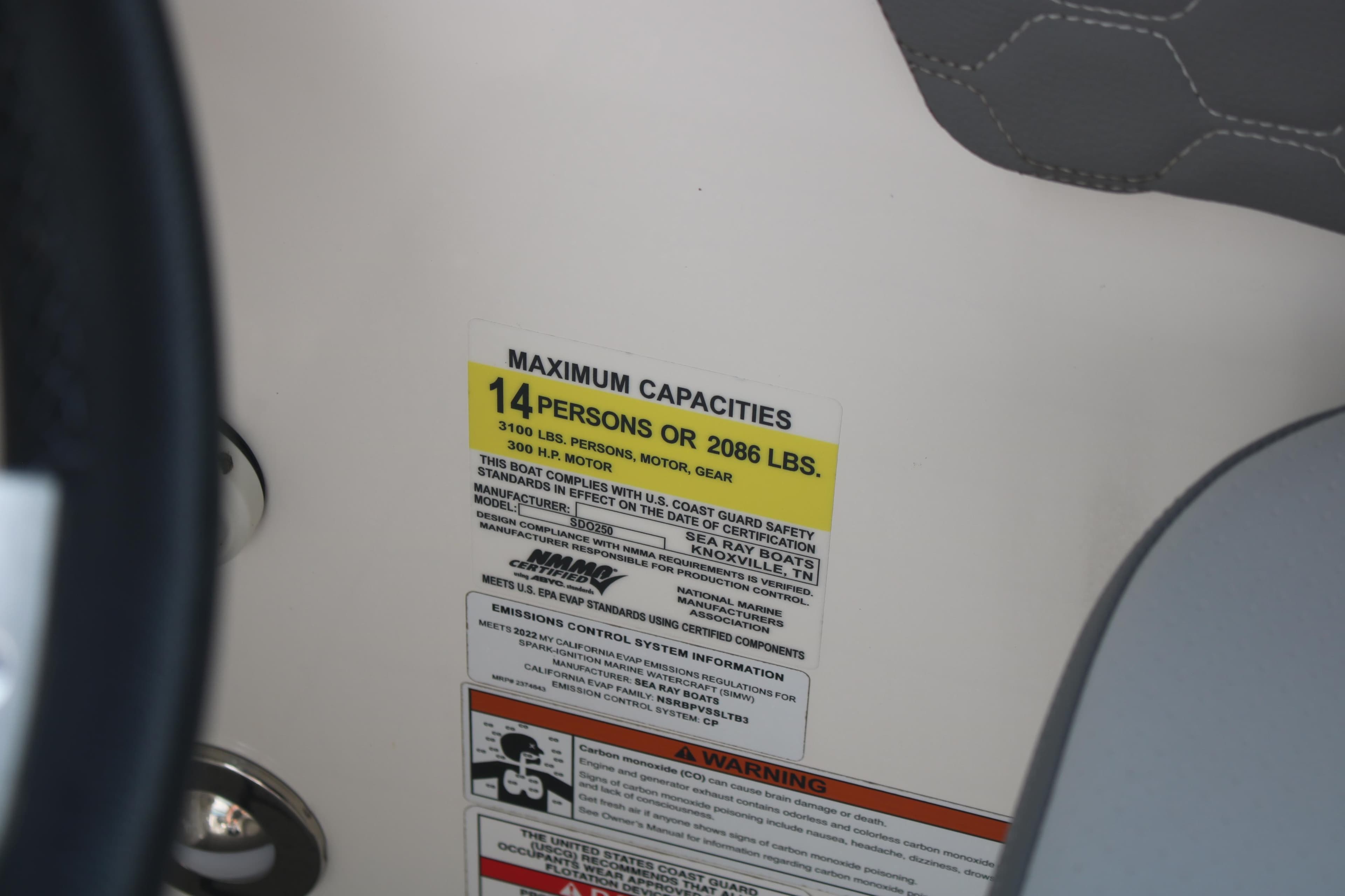 Sea Ray 250 SDX-OB 2022 capacity label, 14 persons or 2086 lbs limit.
