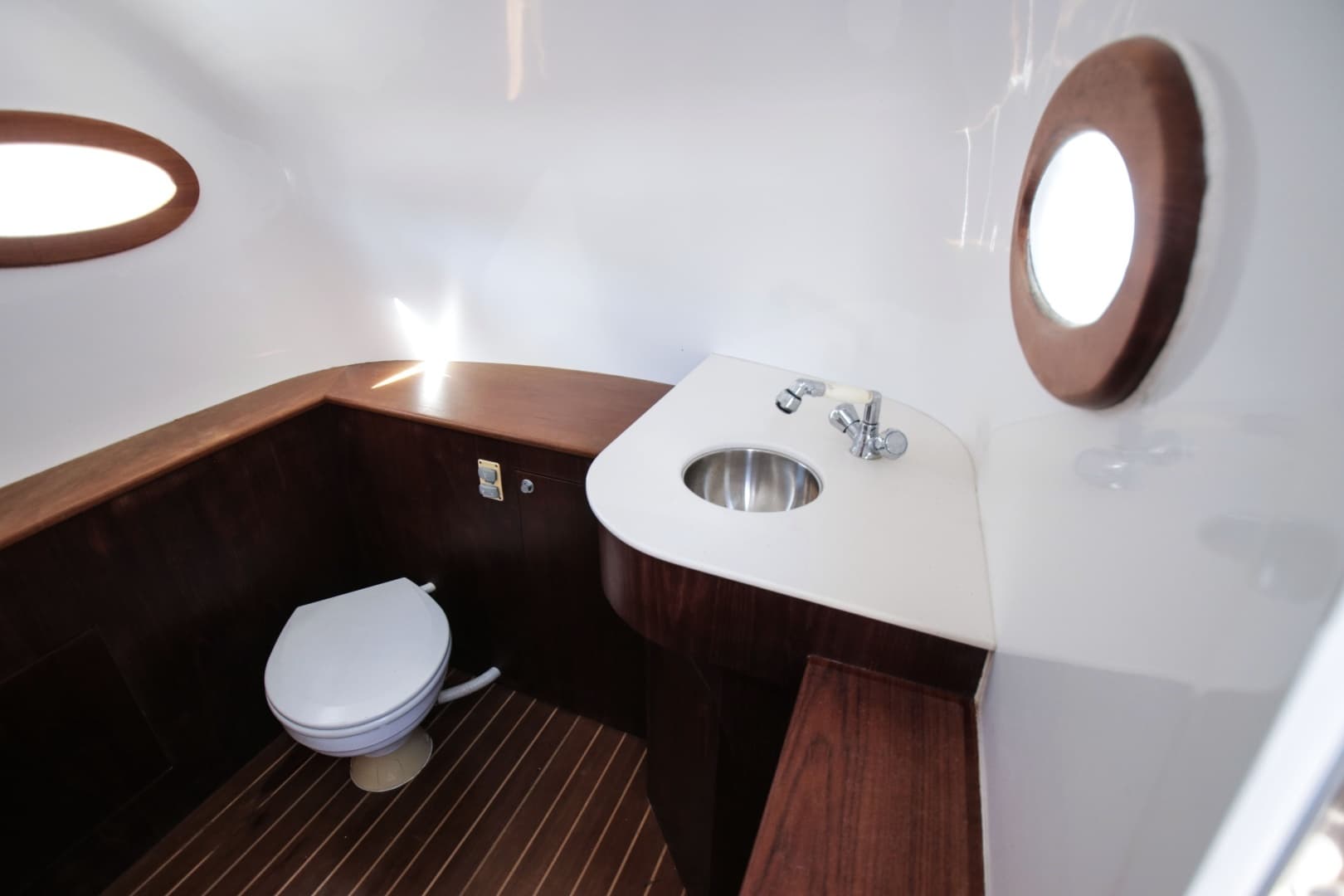 2018 Winter Custom Yachts Center Console - Image 13