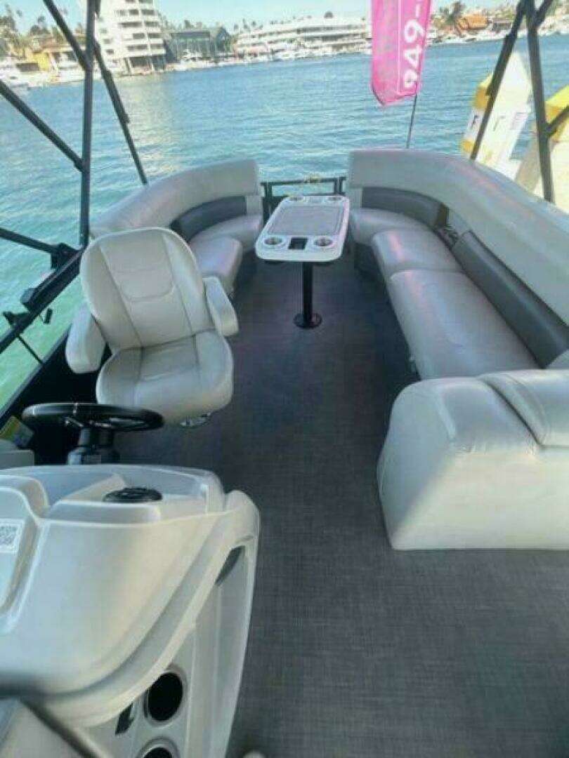 2024 Vision WX Tritoon - Image 2