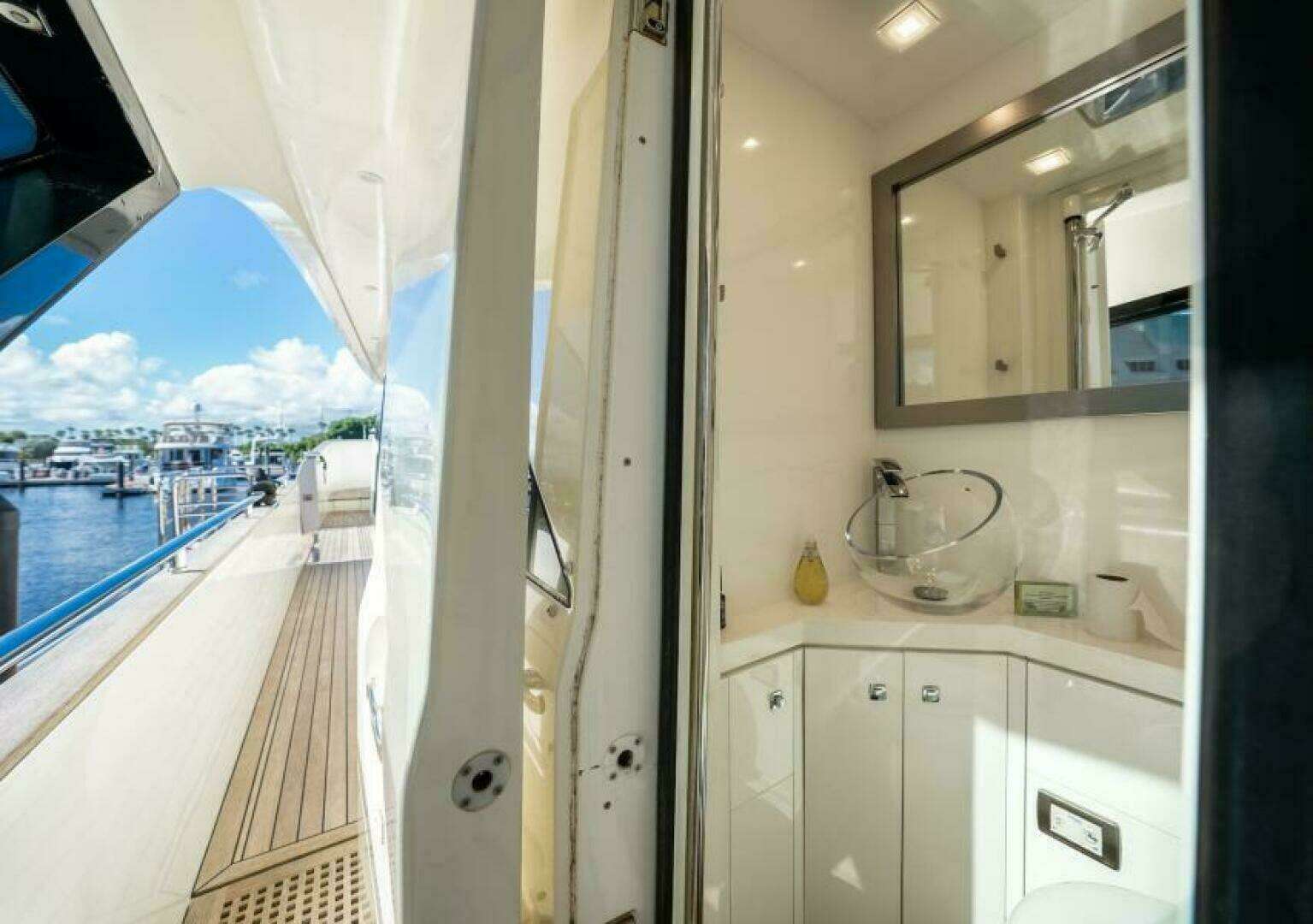 2015 Monte Carlo Yachts MCY86 - Image 27