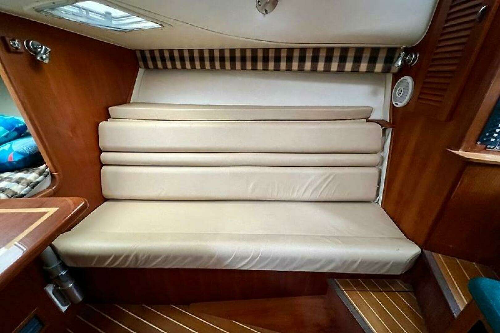 2001 Pursuit 3000 Offshore - Image 16