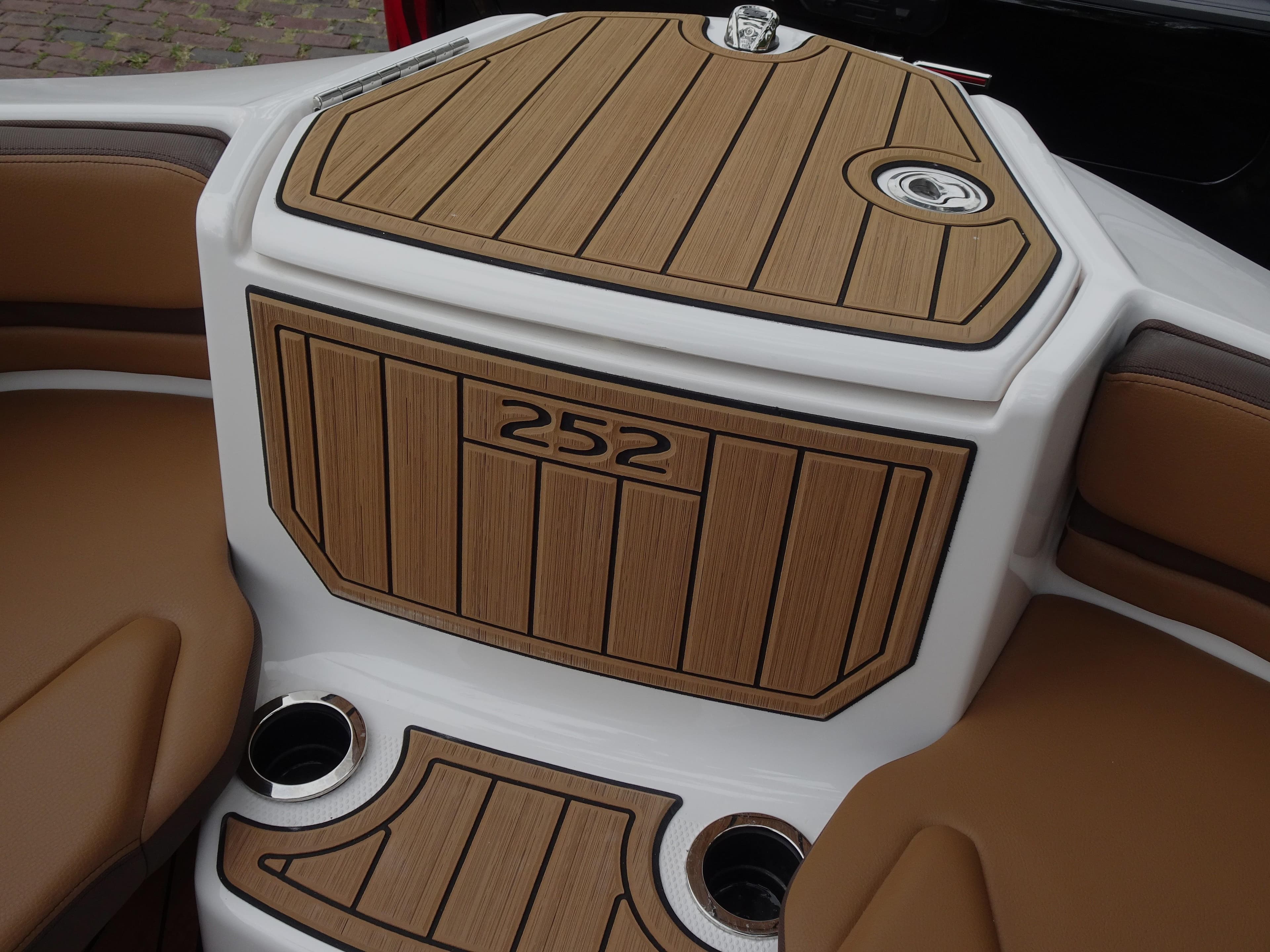2024 Yamaha Boats 252SE interior with wood finish and cup holders.
