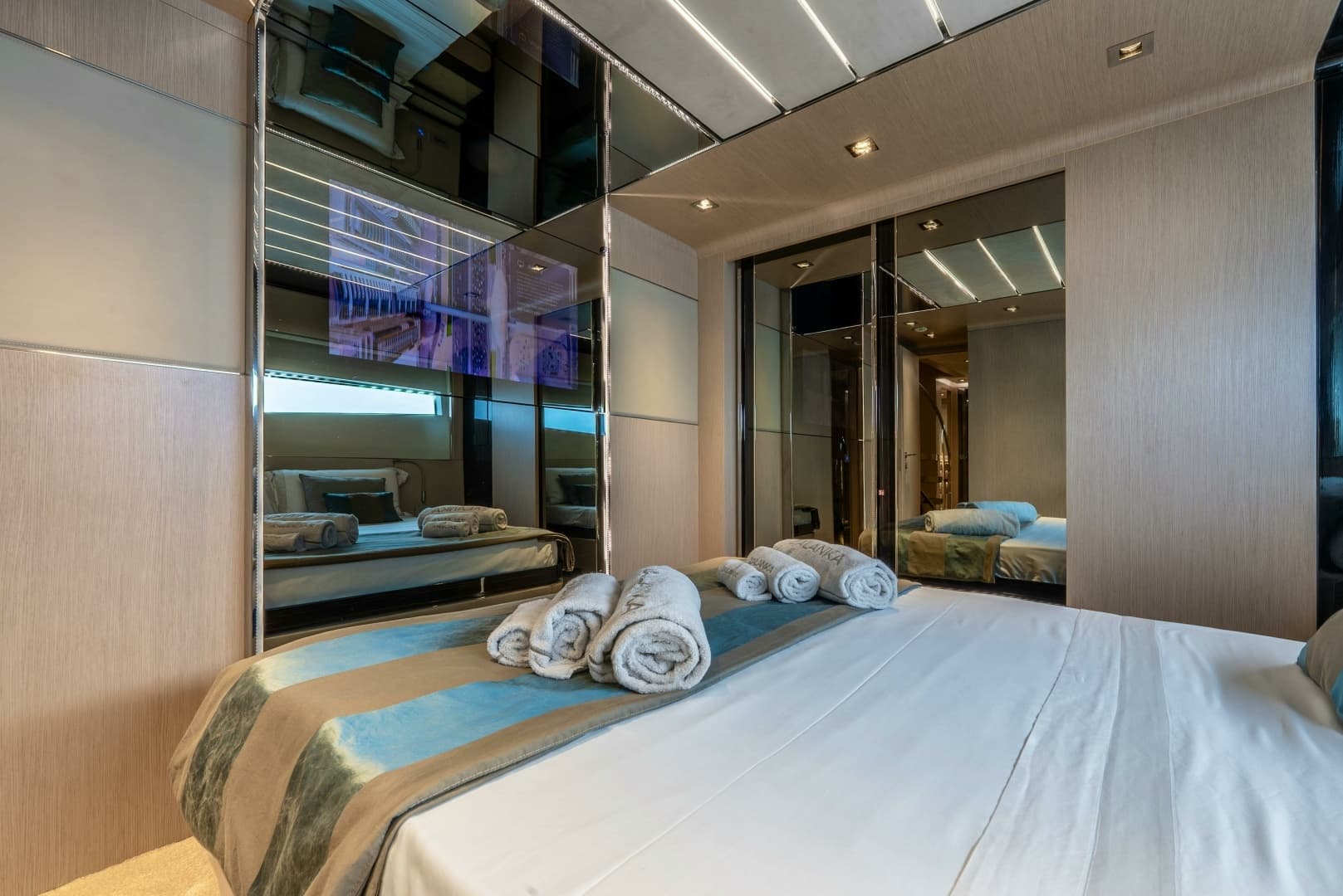 2018 Dominator Yachts Dominator Ilumen - Image 20
