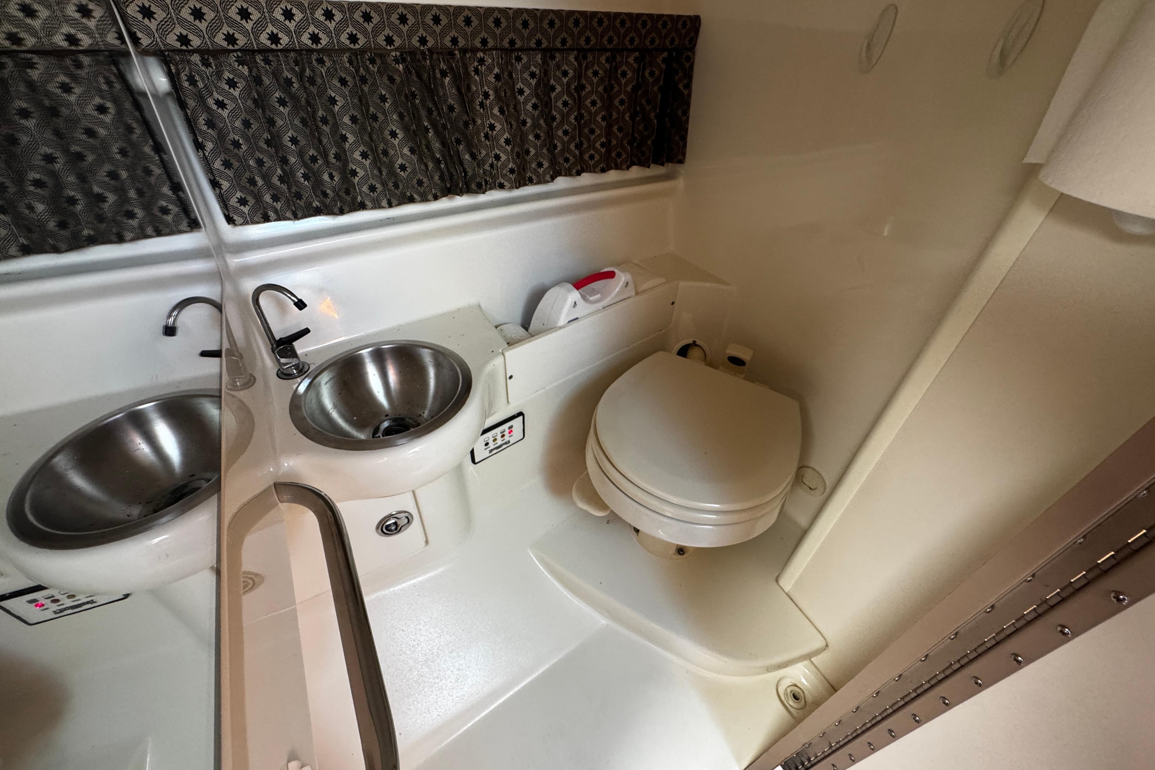 2004 Formula 280 Sun Sport boat bathroom with dual sinks and toilet.