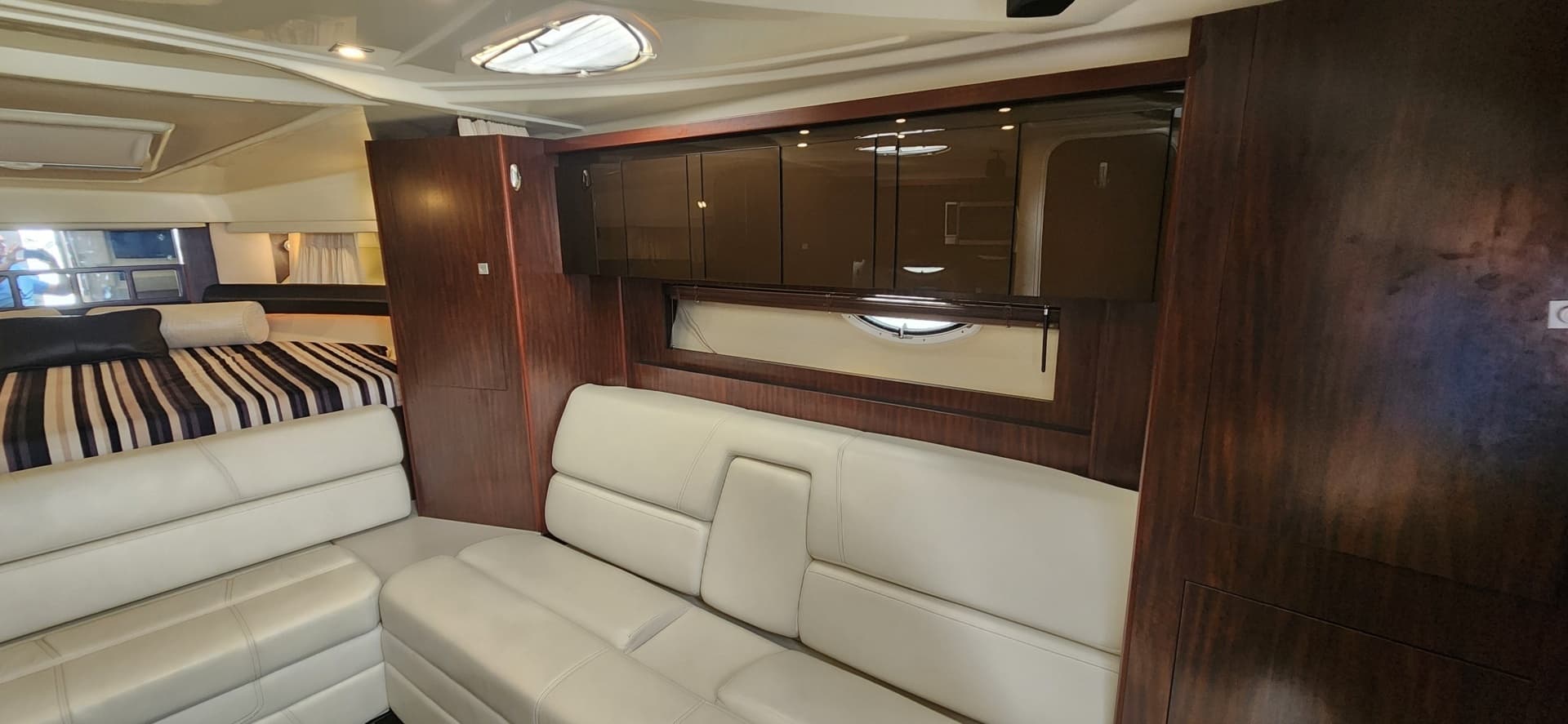 2015 Monterey 335 Sport Yacht - Image 15