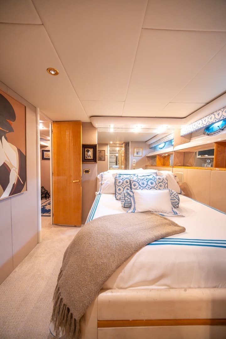 2000 Lazzara Yachts 76 Skylounge - Image 34