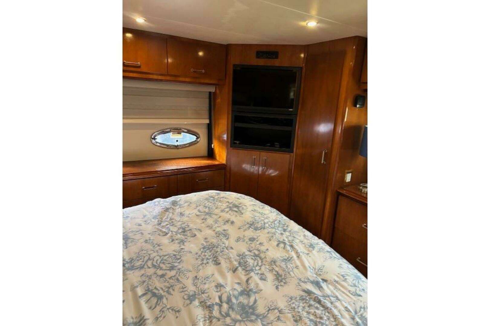 2004 Carver 466 Motor Yacht - Image 51