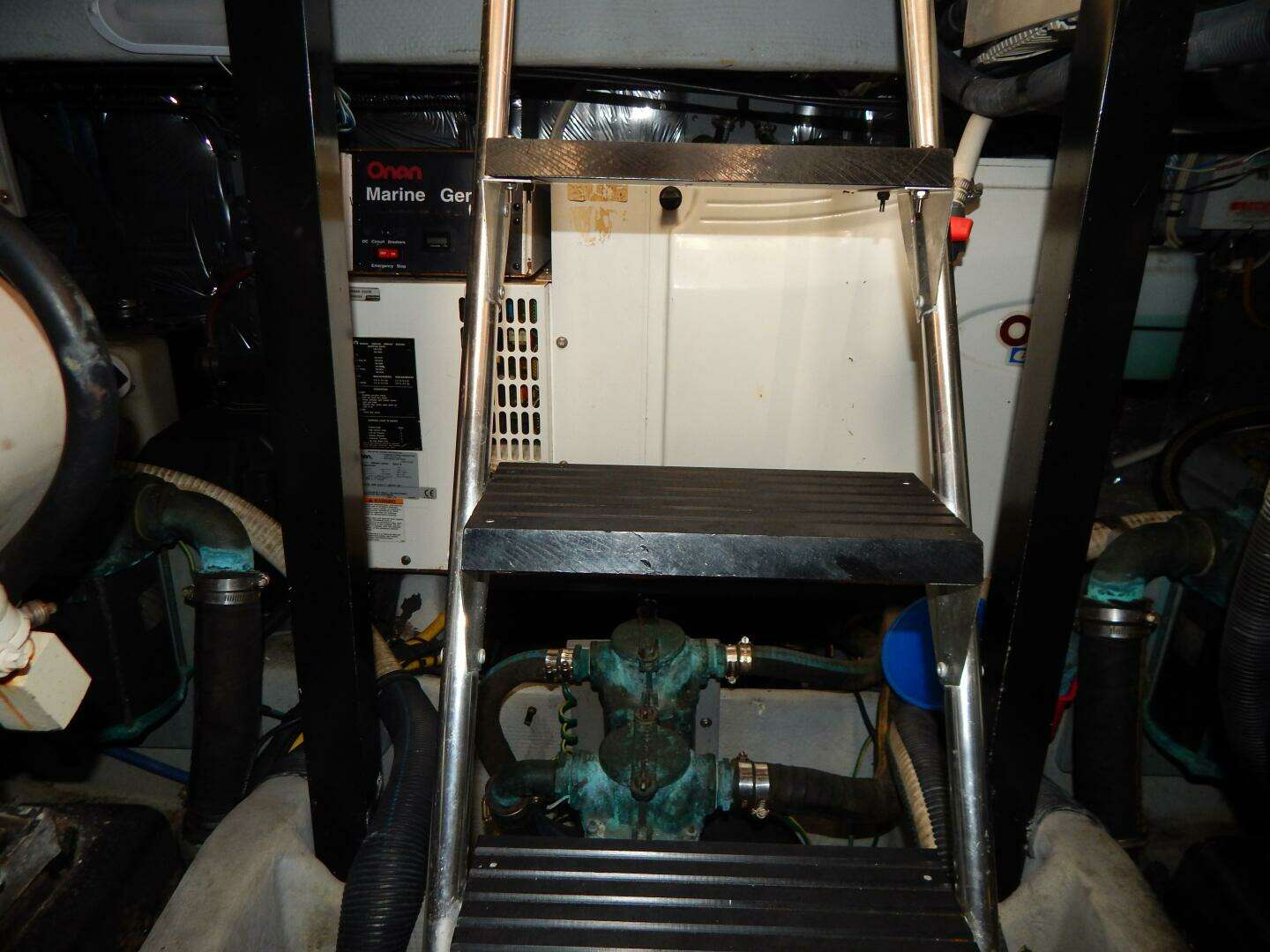 2005 Meridian 408 Motor Yacht - Image 38