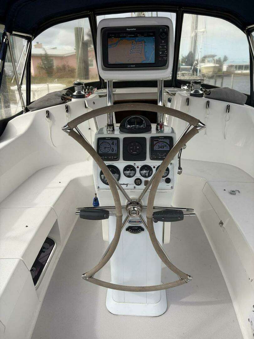 2004 Catalina 350 - Image 9