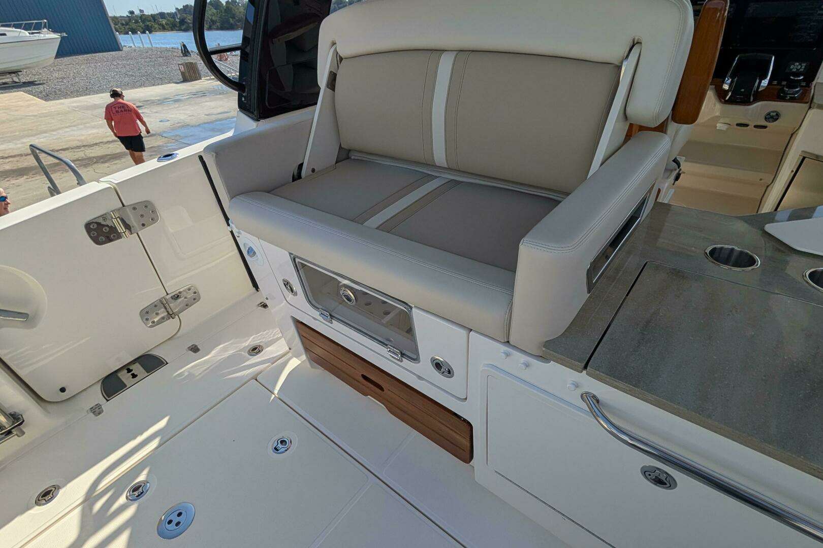2024 Boston Whaler 350 Realm - Image 15