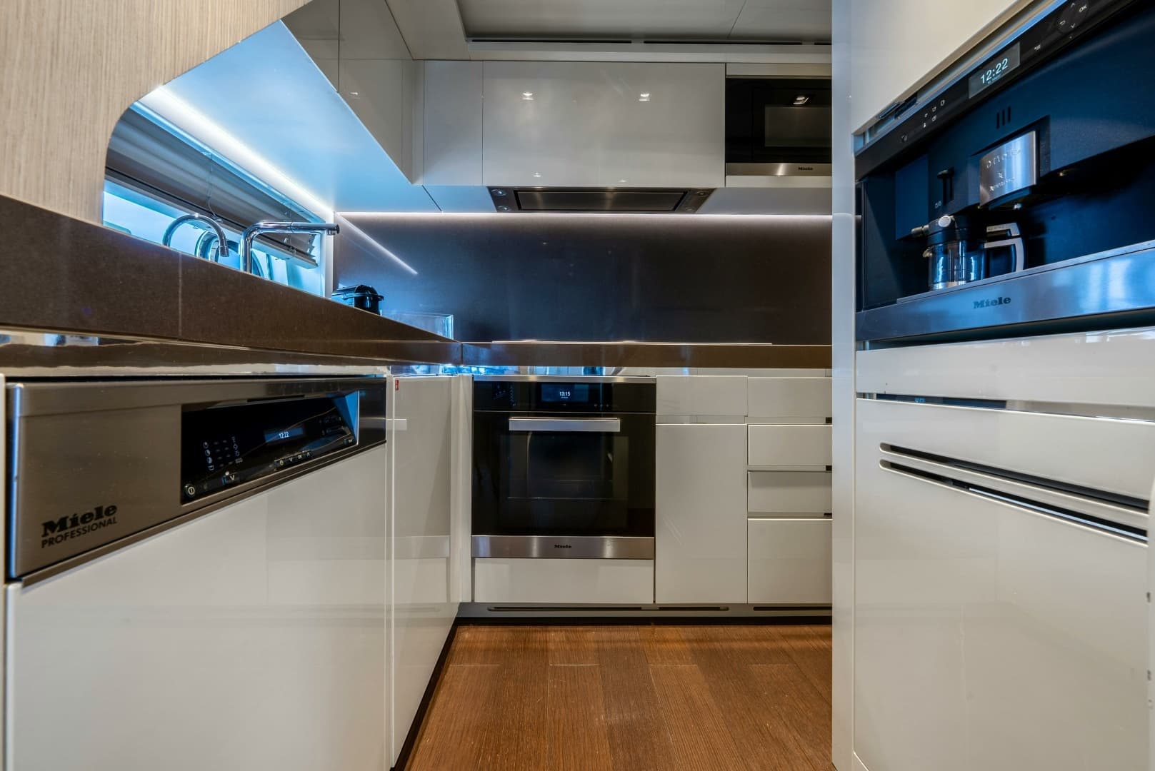 2018 Dominator Yachts Dominator Ilumen - Image 40