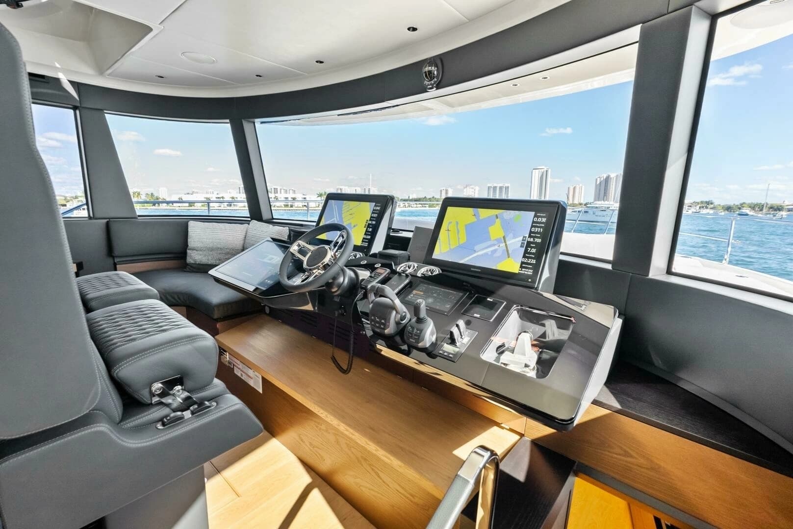 2025 Absolute 75 Navetta - Image 7