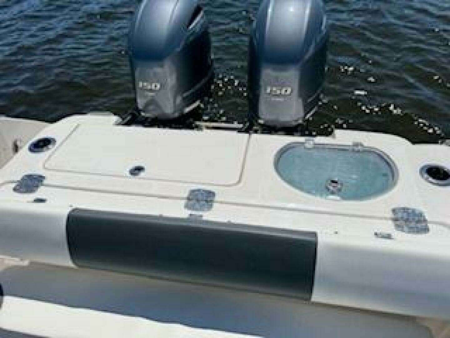 2022 Robalo R242 Center Console - Image 20