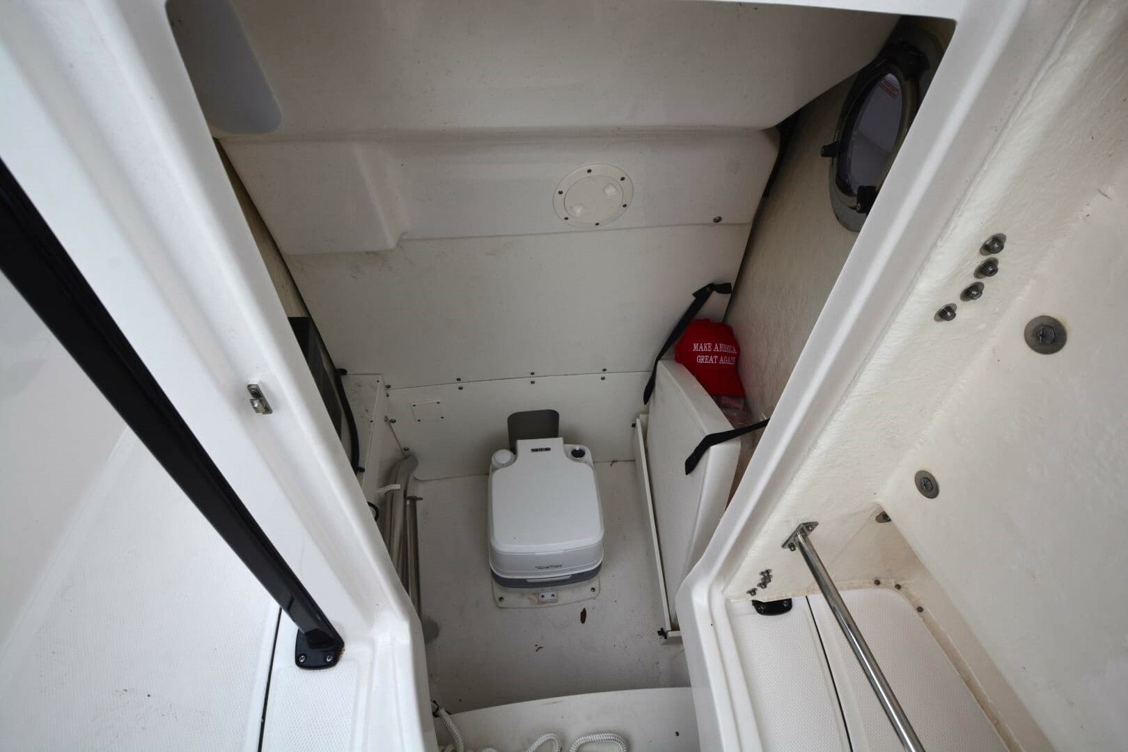 2023 Robalo R230 - Image 9