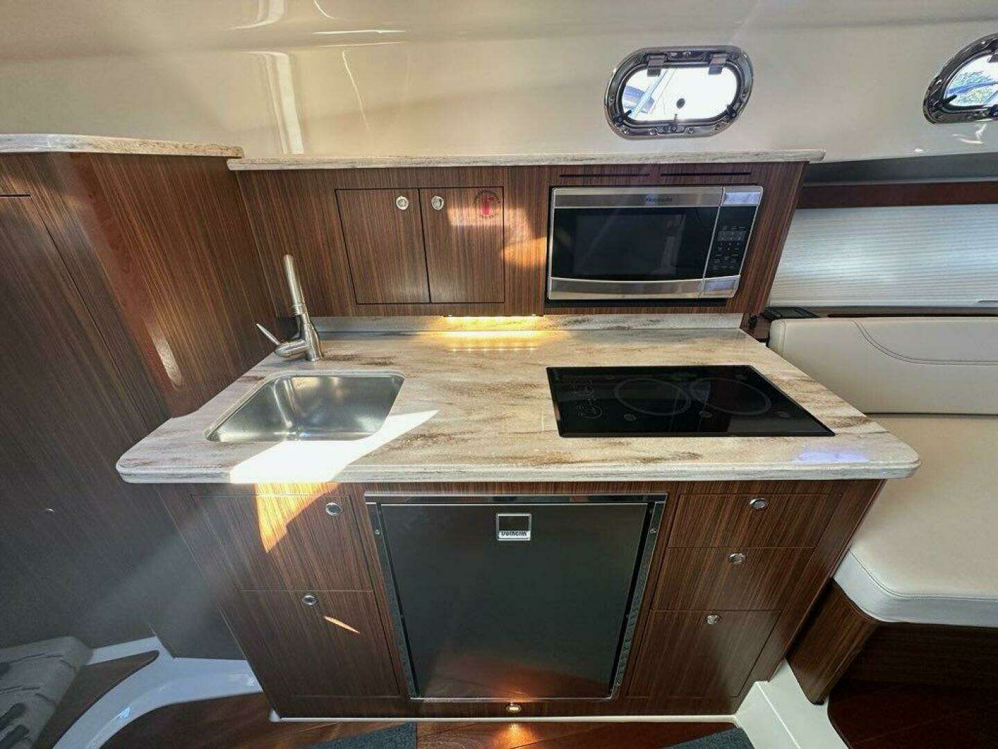 2020 Pursuit 355 OS - Image 24