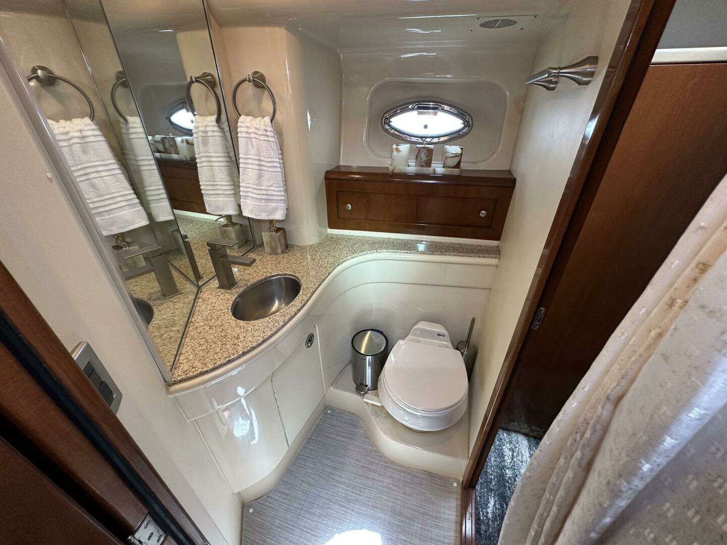 2007 Meridian 411 Sedan Bridge - Image 17