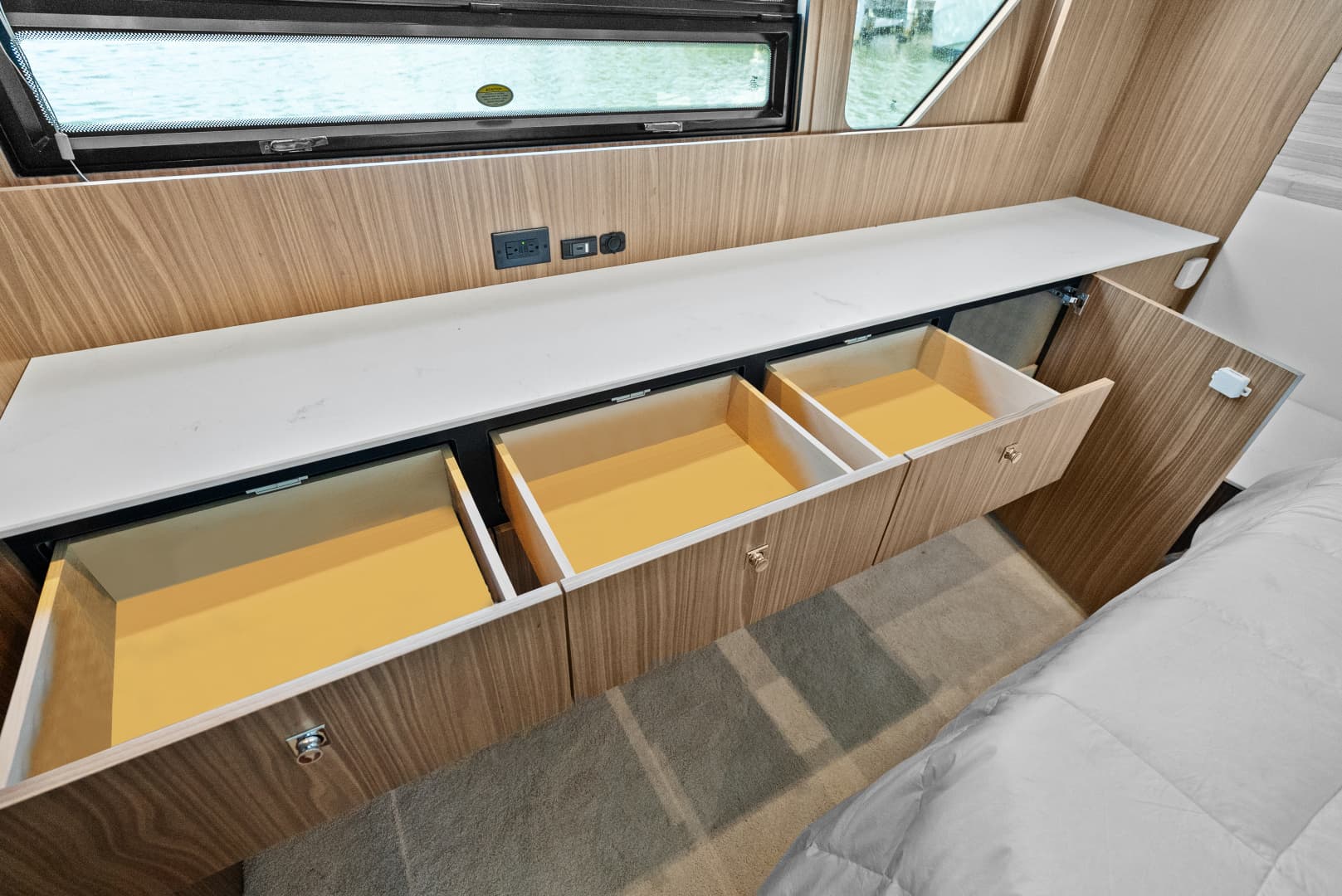 2025 Cruisers Yachts 50 Cantius - Image 51
