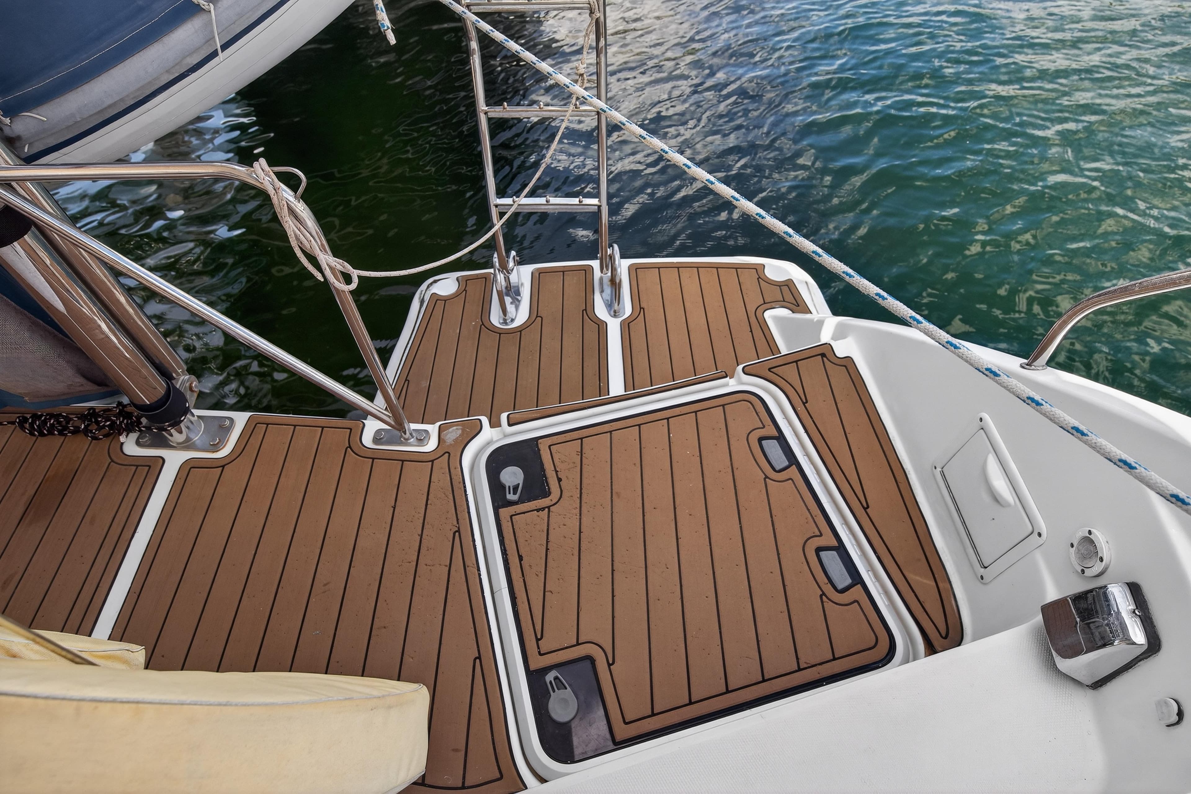 Sailing yacht Leopard 39, 2012 model, featuring teak deck and stainless steel railings.