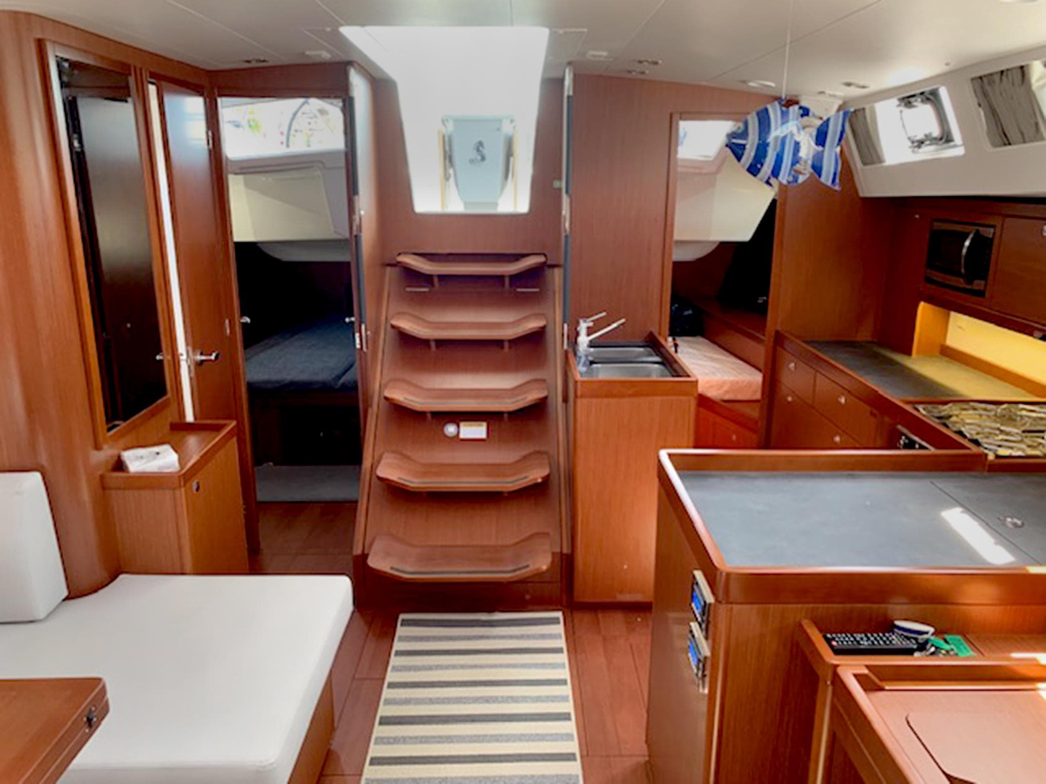 2019 Beneteau Oceanis 48 - Salon