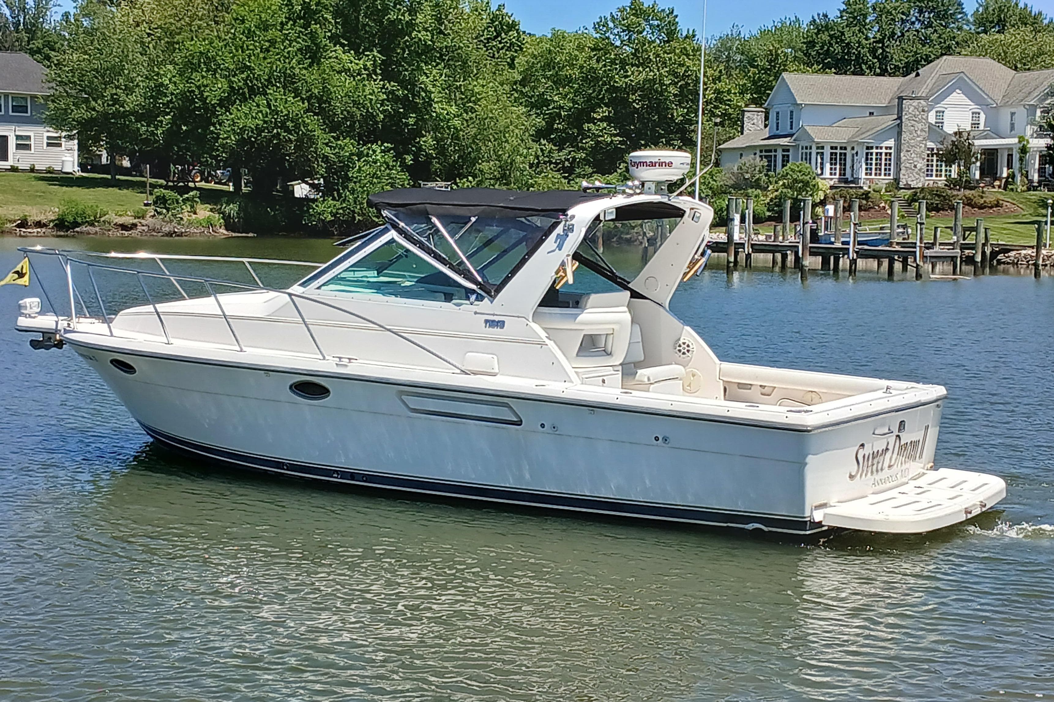 2001 Tiara Yachts 2900 Open cruising on a serene lake near waterfront homes.