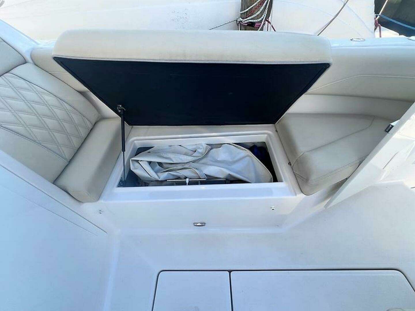 2019 Regal 33 SAV - Image 24