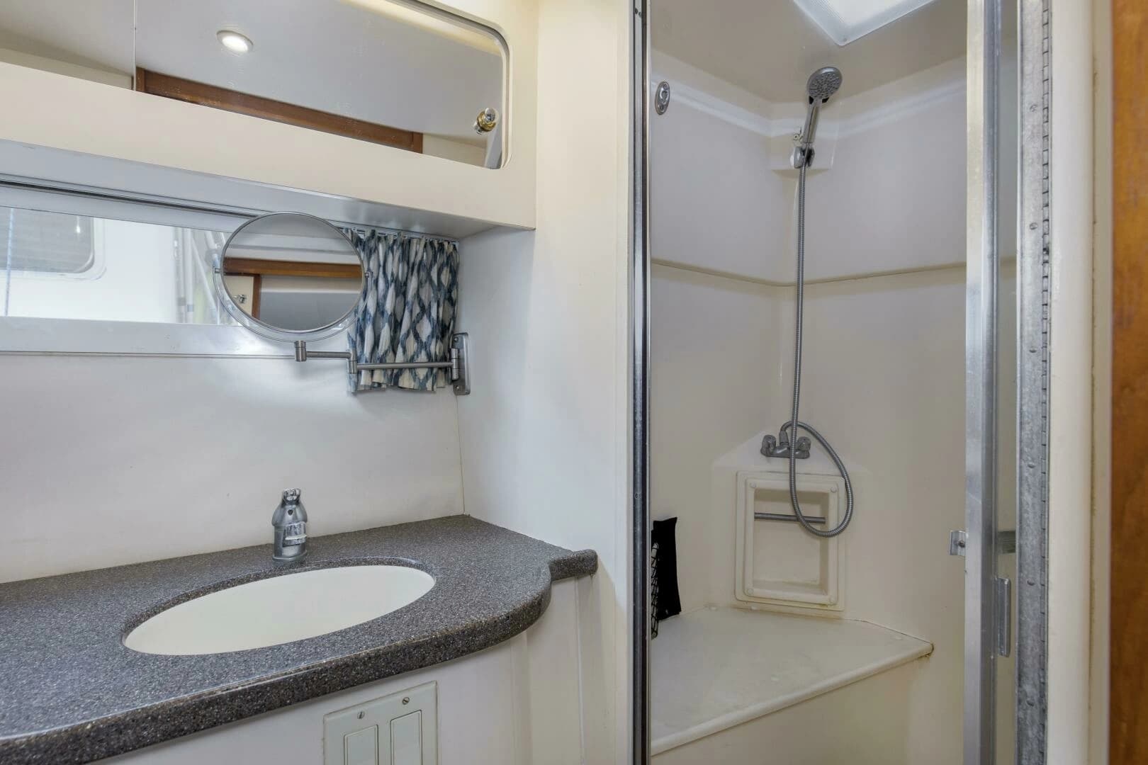 1997 Carver 445 Aft Cabin - Image 12