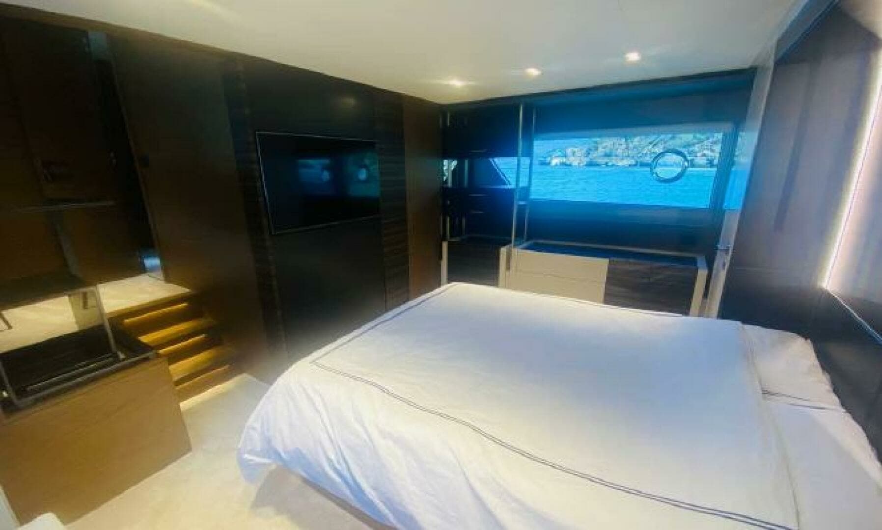 2020 Ferretti Yachts 670 - Image 5