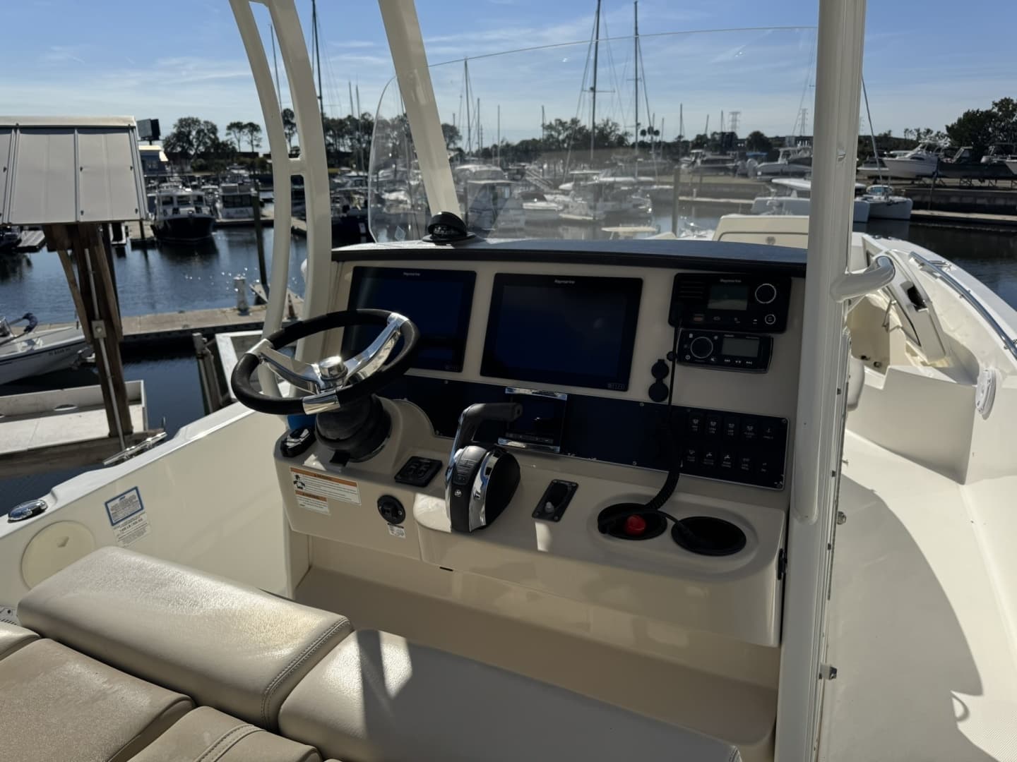 2019 Boston Whaler 270 Dauntless - Image 27
