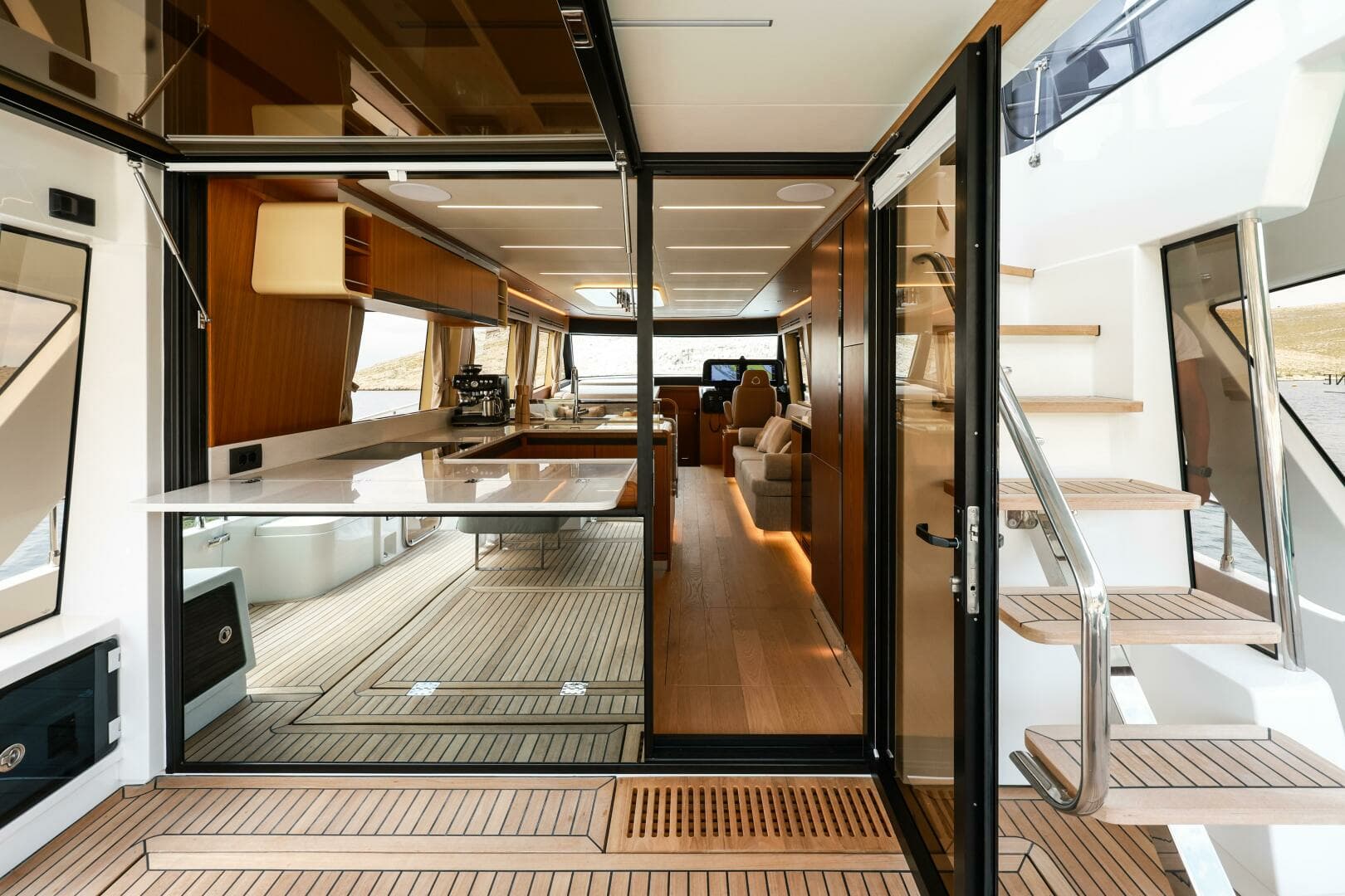 2027 Greenline 58 Fly Hybrid - Image 12