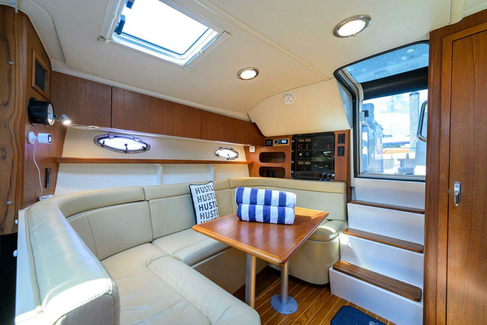 2002 Tiara Yachts 3100 LE - Image 4