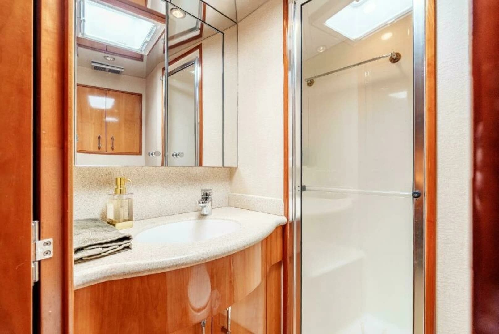 2004 Hatteras 54 Convertible - Image 20
