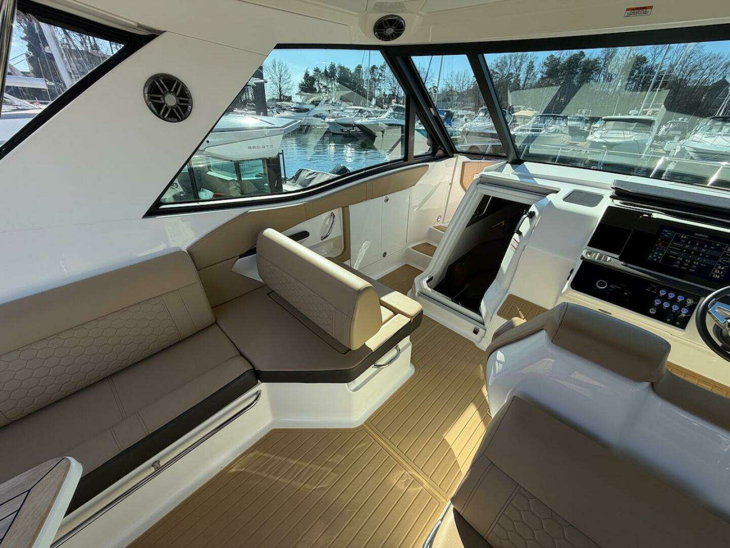 2023 Sea Ray 320 Outboard - Image 21