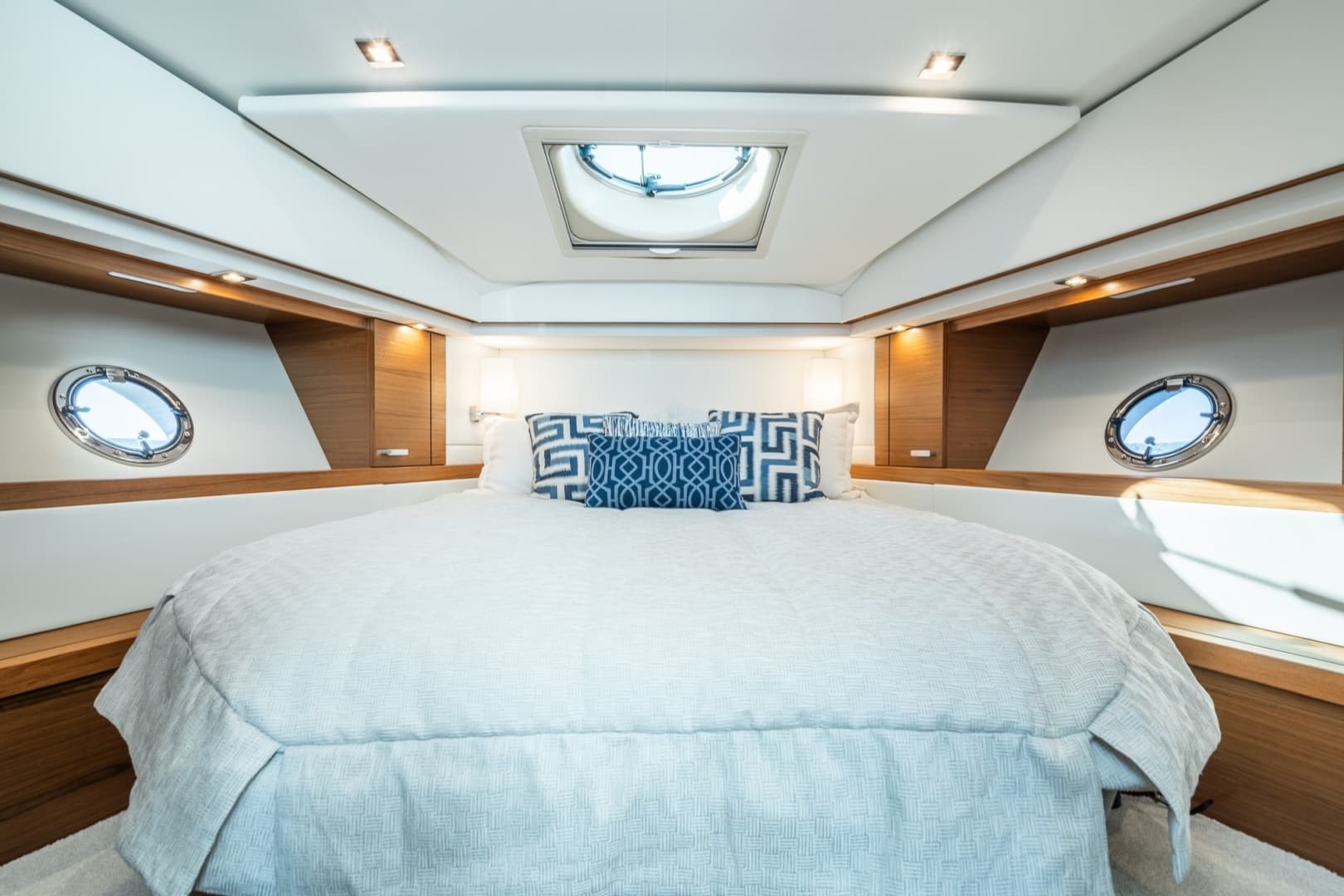 2023 Tiara Yachts 39 Coupe - Image 10