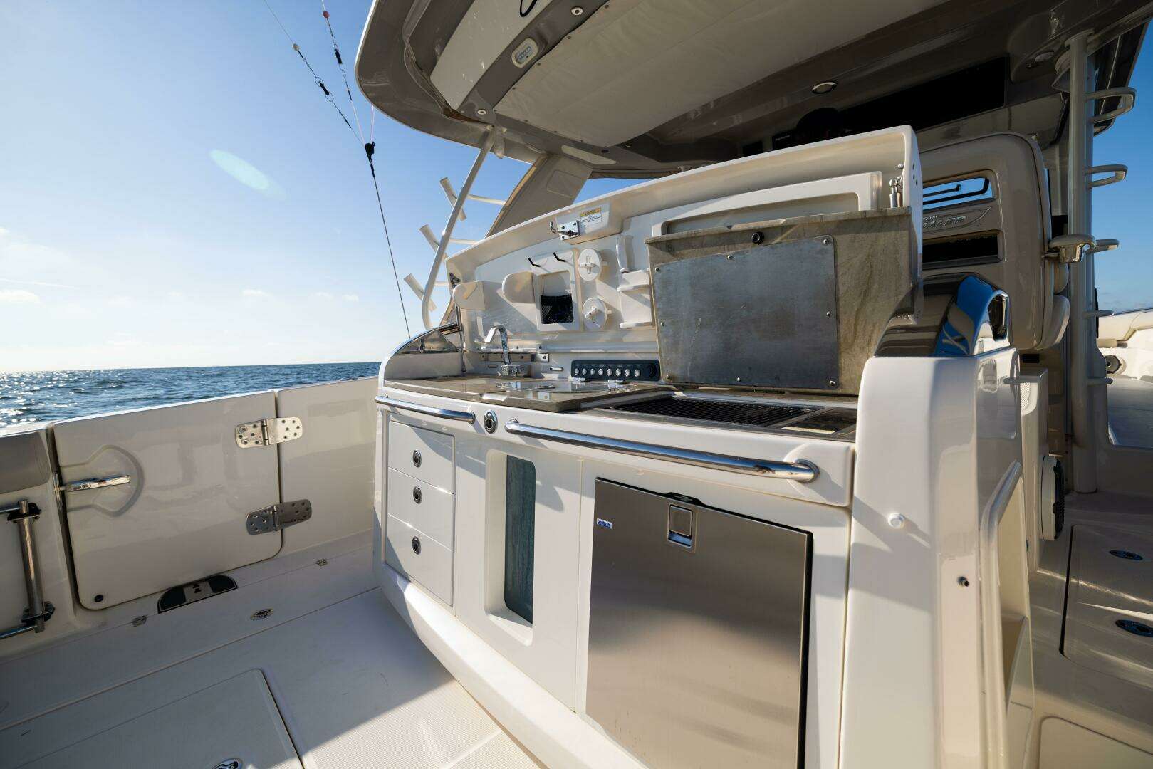 2021 Boston Whaler 420 Outrage - Image 32