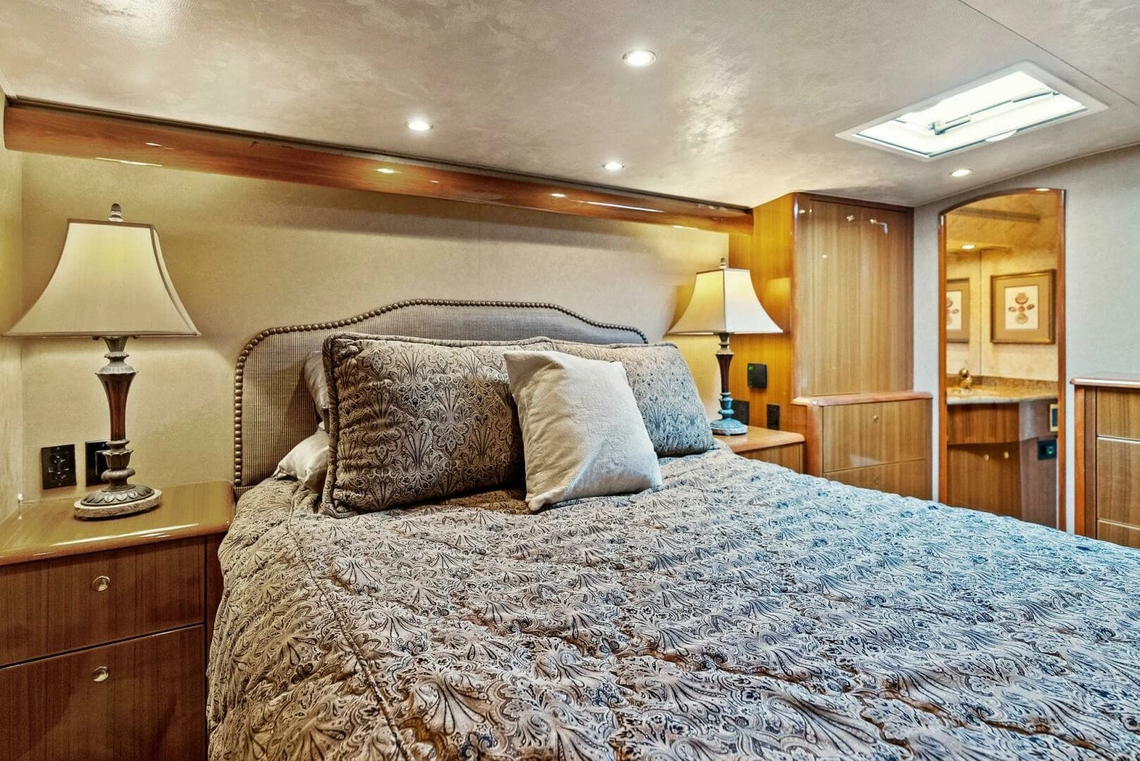 2006 Viking 61 Convertible - Image 17