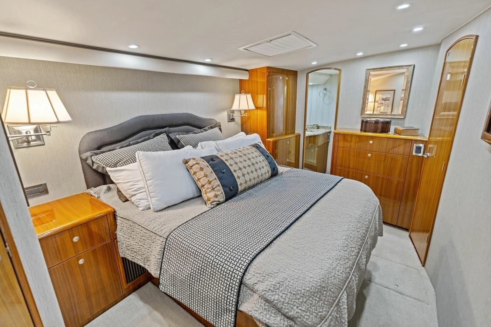 2008 Viking 68 Skybridge - Image 38