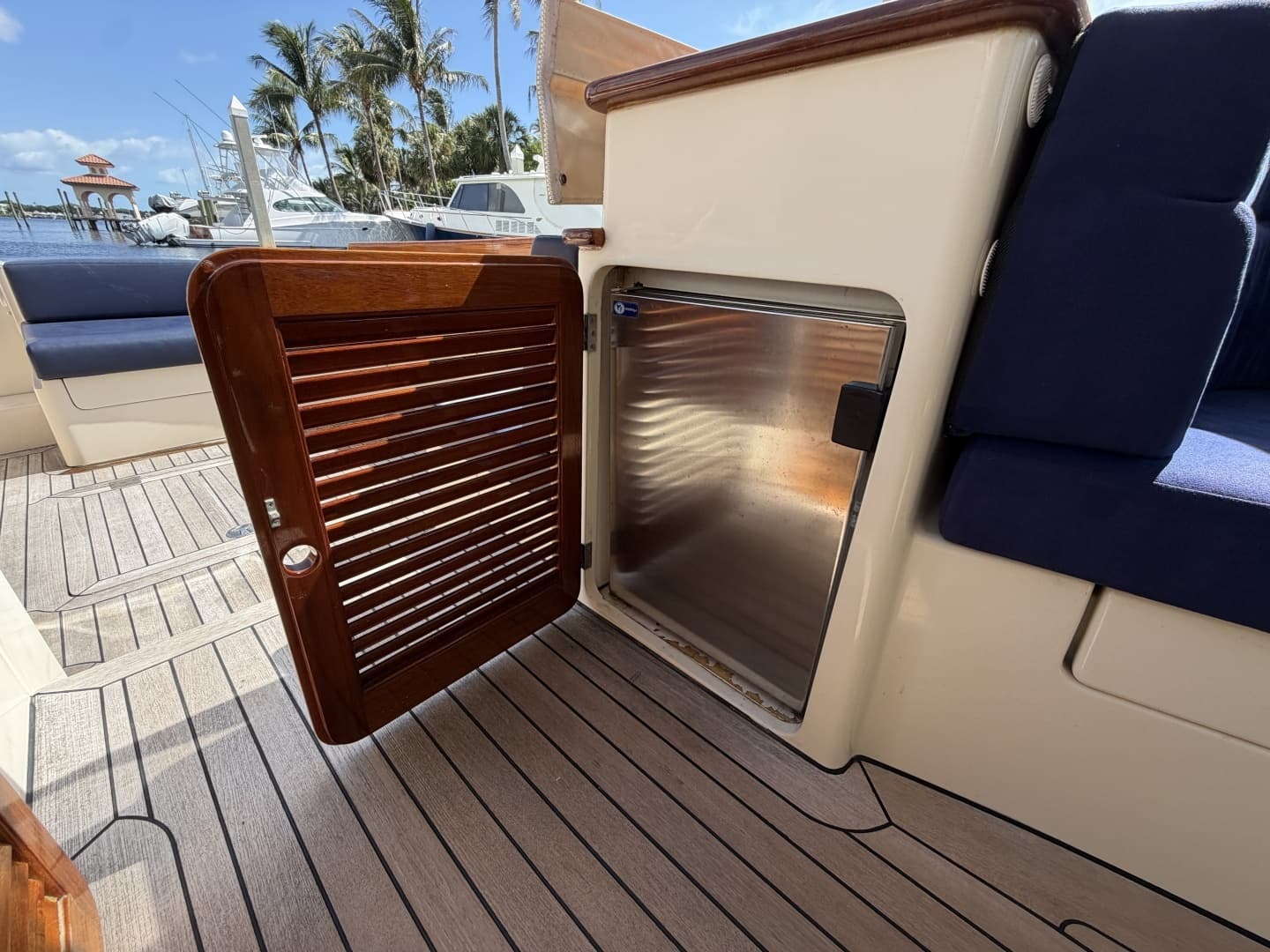 2009 Hinckley Picnic Boat 37 MKIII - Image 27