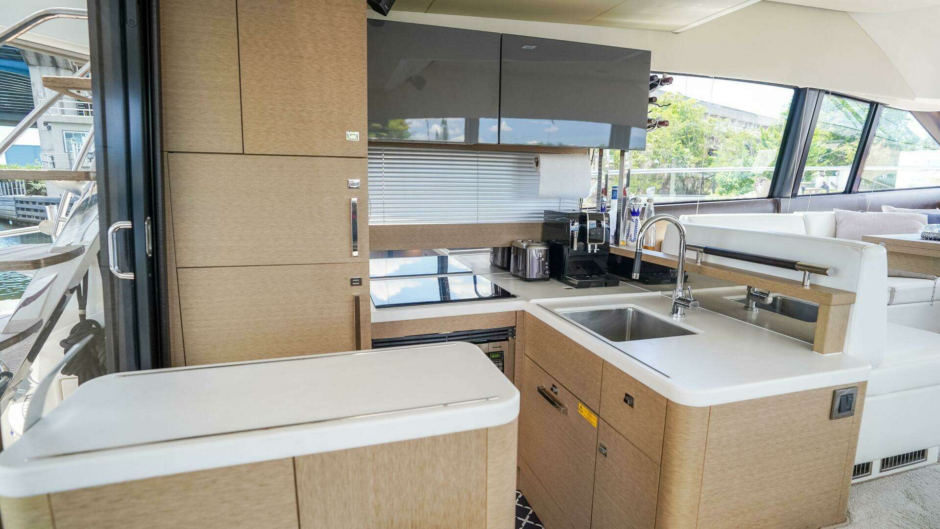 2018 Prestige 500 Flybridge - Image 14