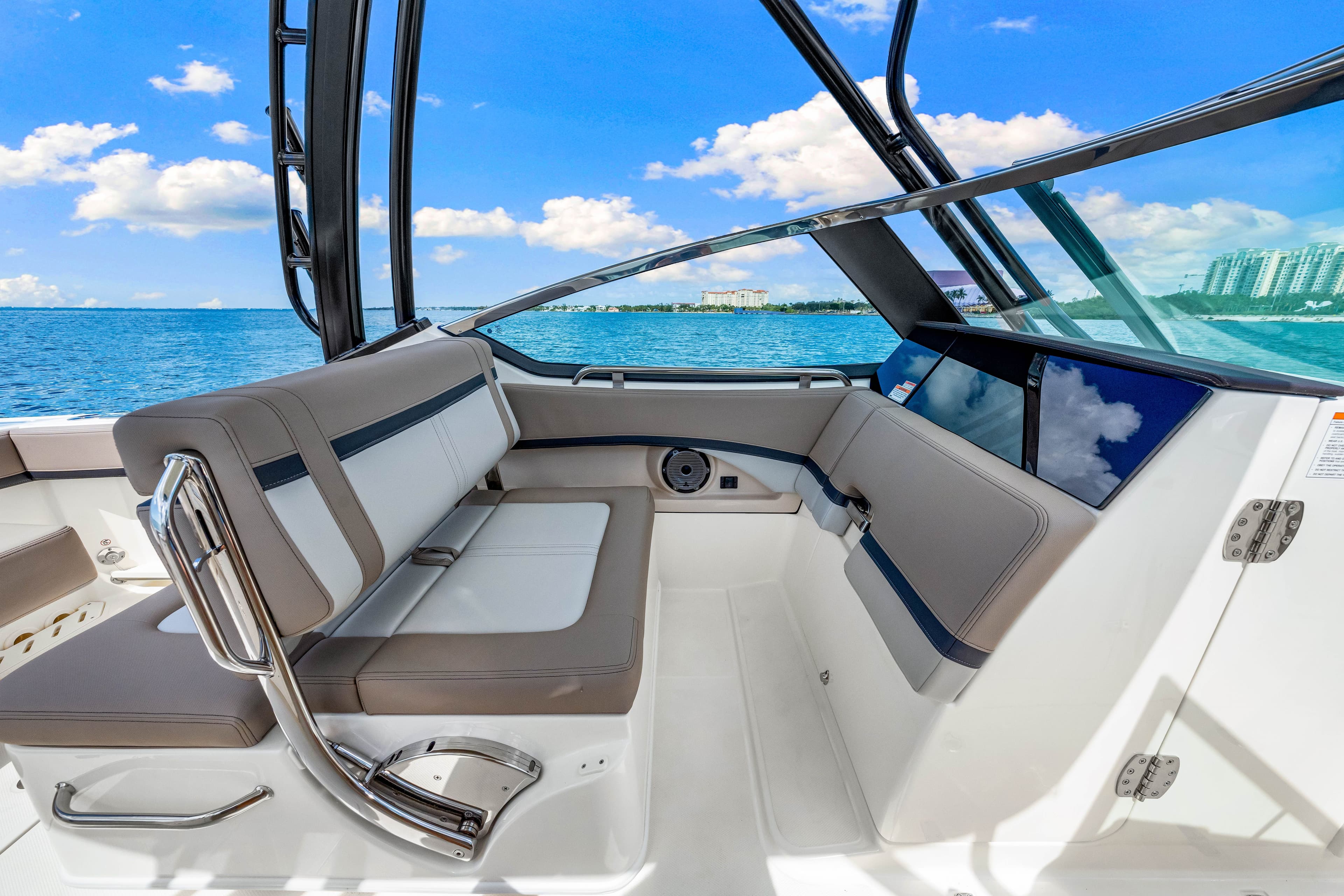 2026 Boston Whaler 240 Vantage - 25