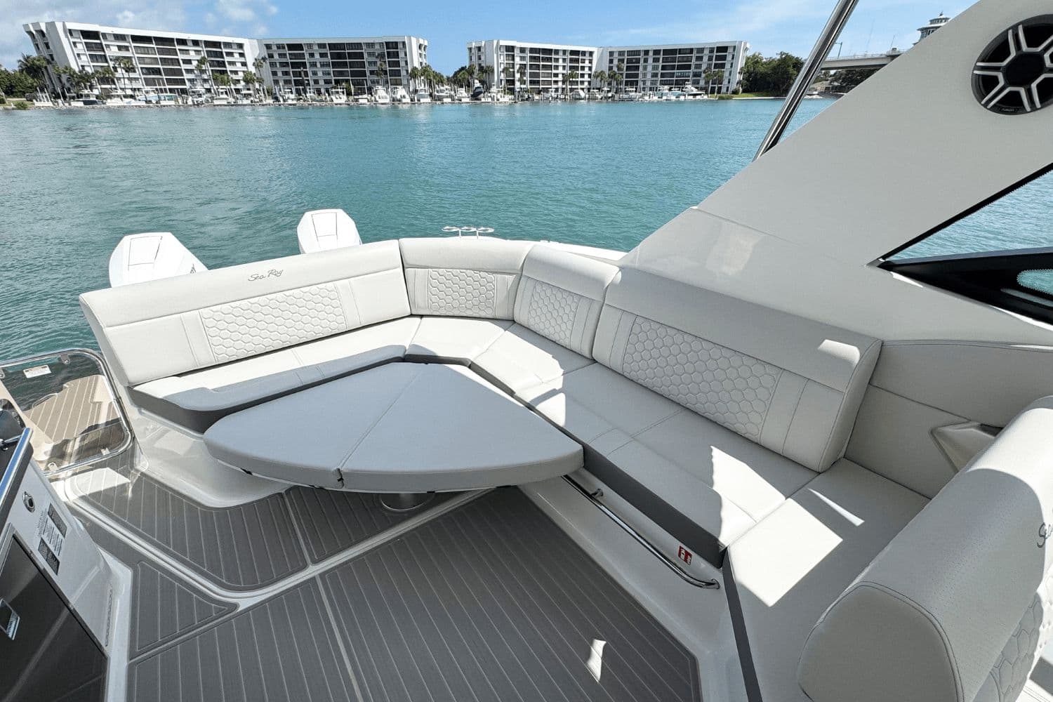 2026 Sea Ray Sundancer 320 Outboard - 16