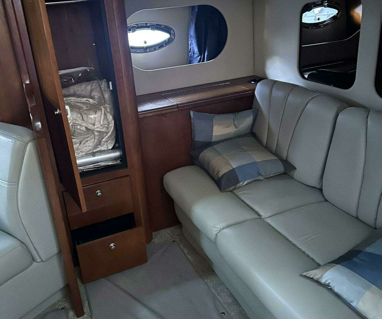 2006 Cruisers Yachts 370 Express - Image 5