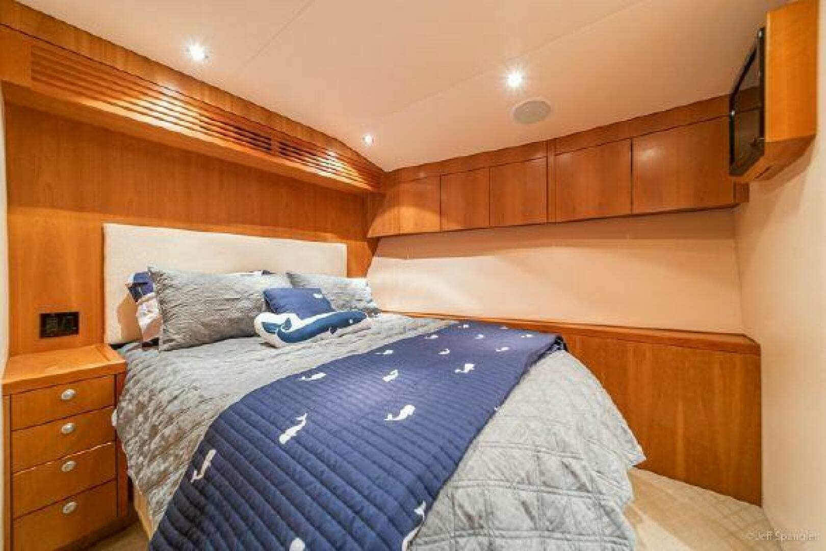2008 Hatteras 77 Enclosed Bridge - Image 20