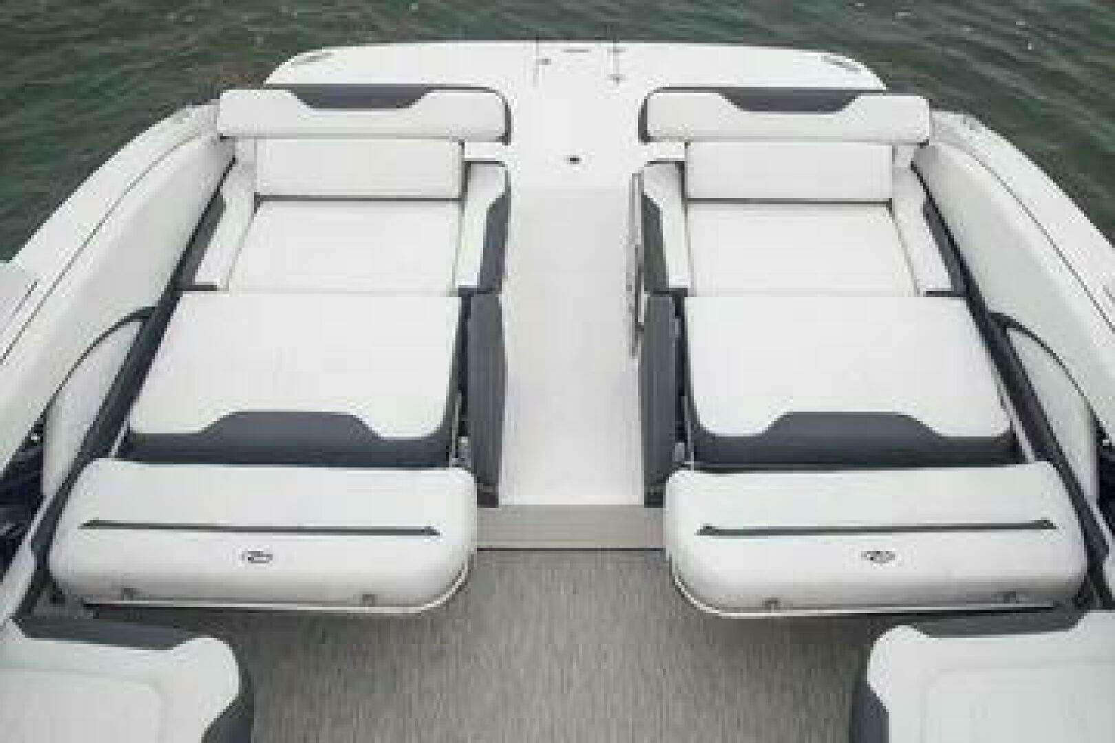 2016 Regal 3200 Bowrider - Image 13
