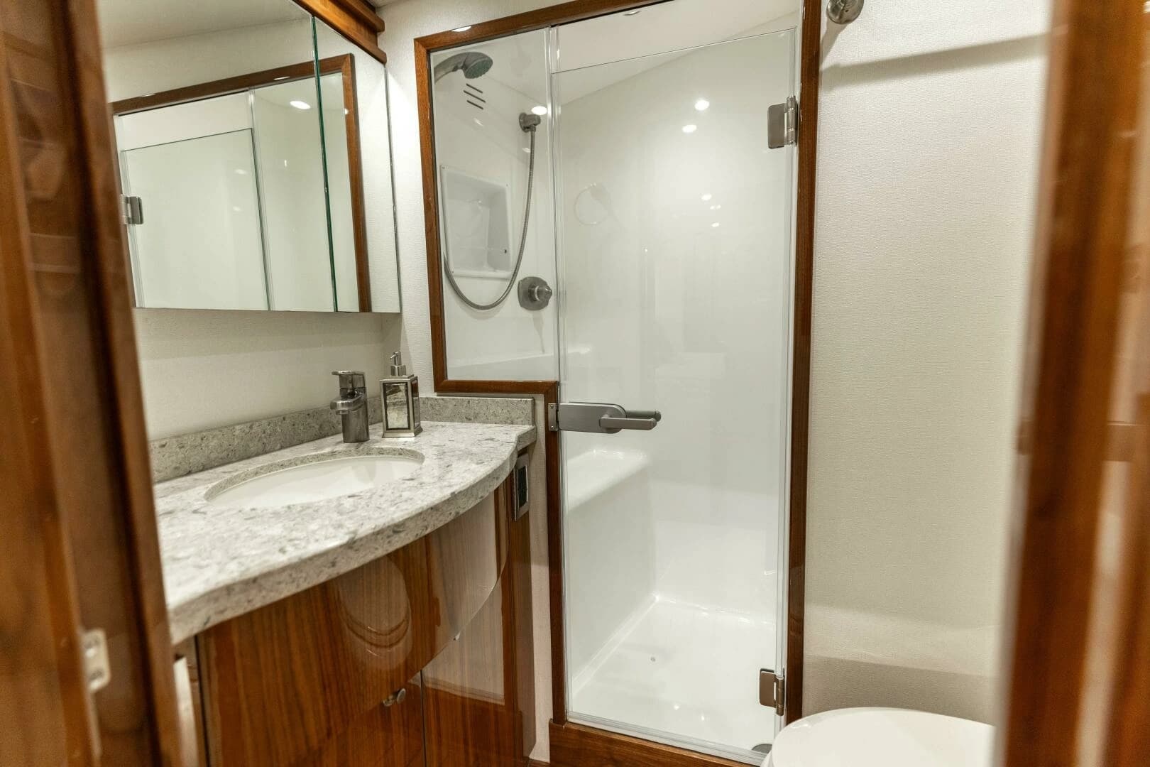2020 Viking 62 Convertible - Image 18