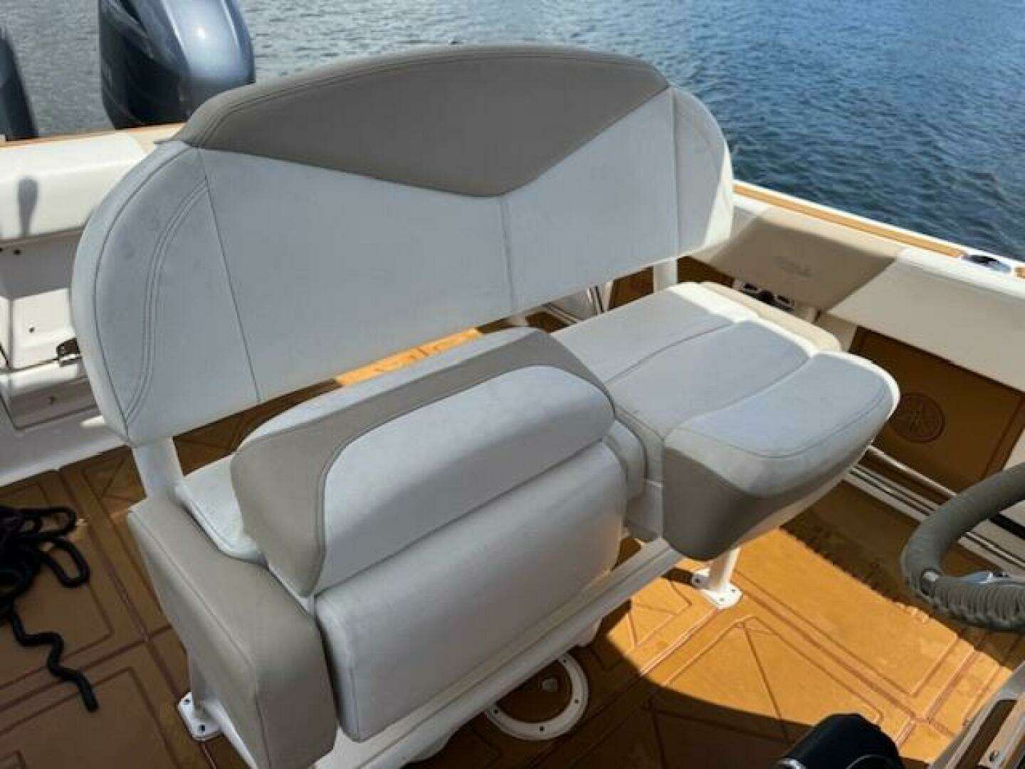 2021 Robalo R242 Center Console - Image 8