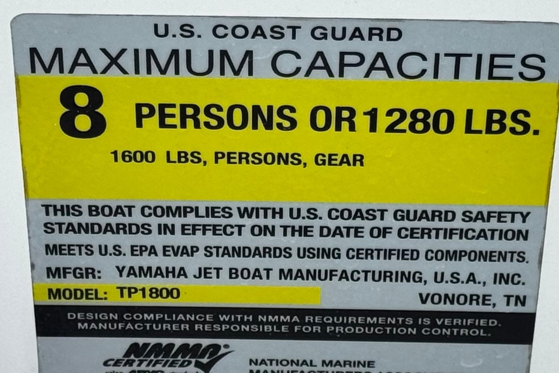 Yamaha Boats 195S 2021 capacity label: 8 persons or 1280 lbs, U.S. Coast Guard compliant.