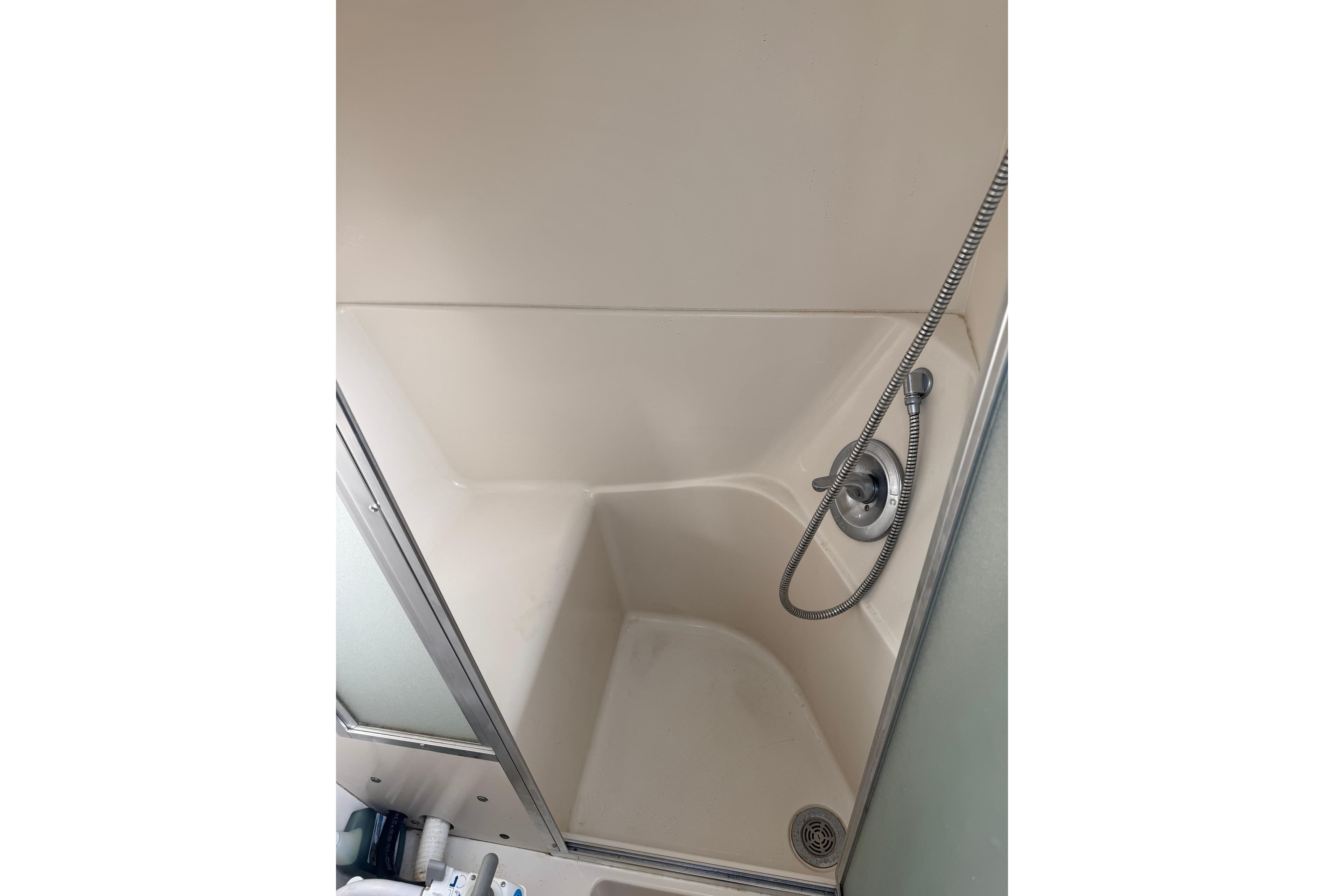 Shower area in 2000 Bayliner 3258 Ciera Command Bridge DX boat.