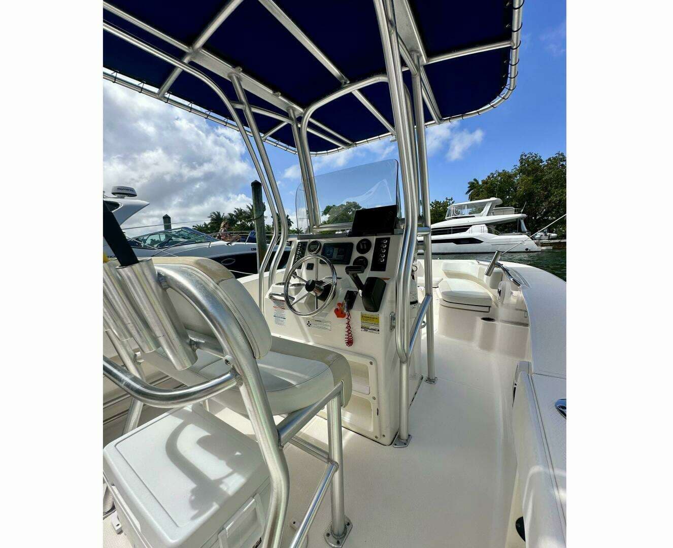 2015 Robalo R200 - Image 8